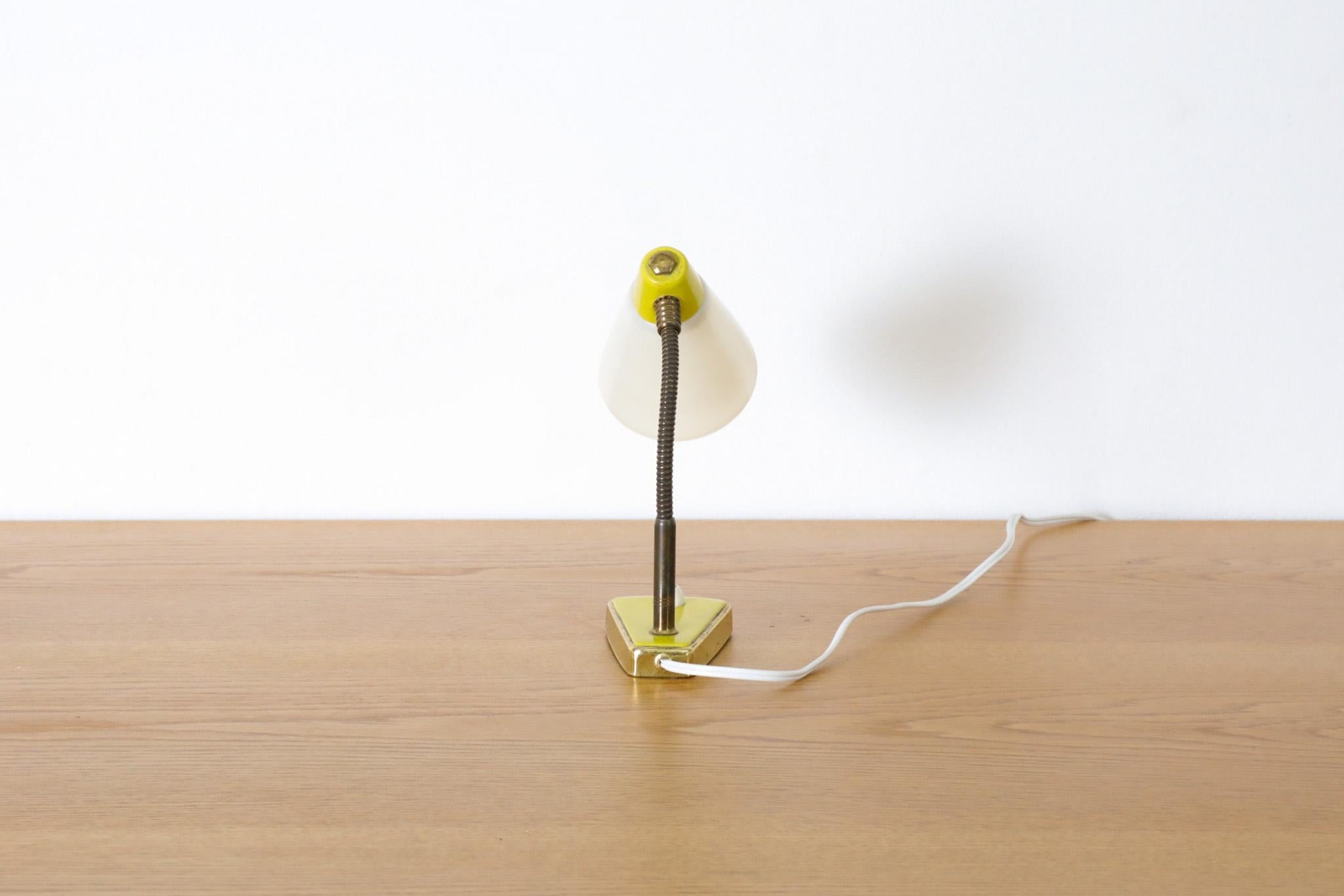 Métal Petite lampe de table ou applique murale de style Hala à col de cygne en métal émaillé jaune en vente