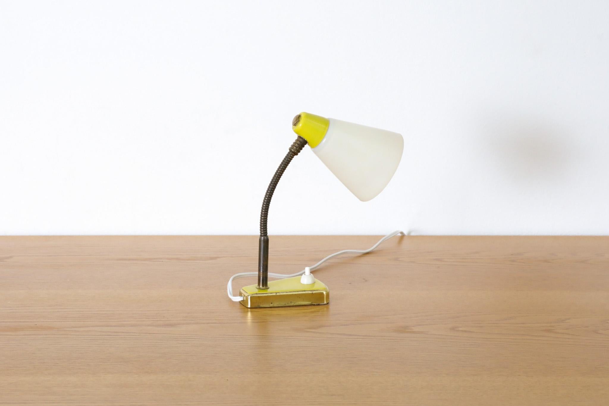 Petite lampe de table ou applique murale de style Hala à col de cygne en métal émaillé jaune en vente 1