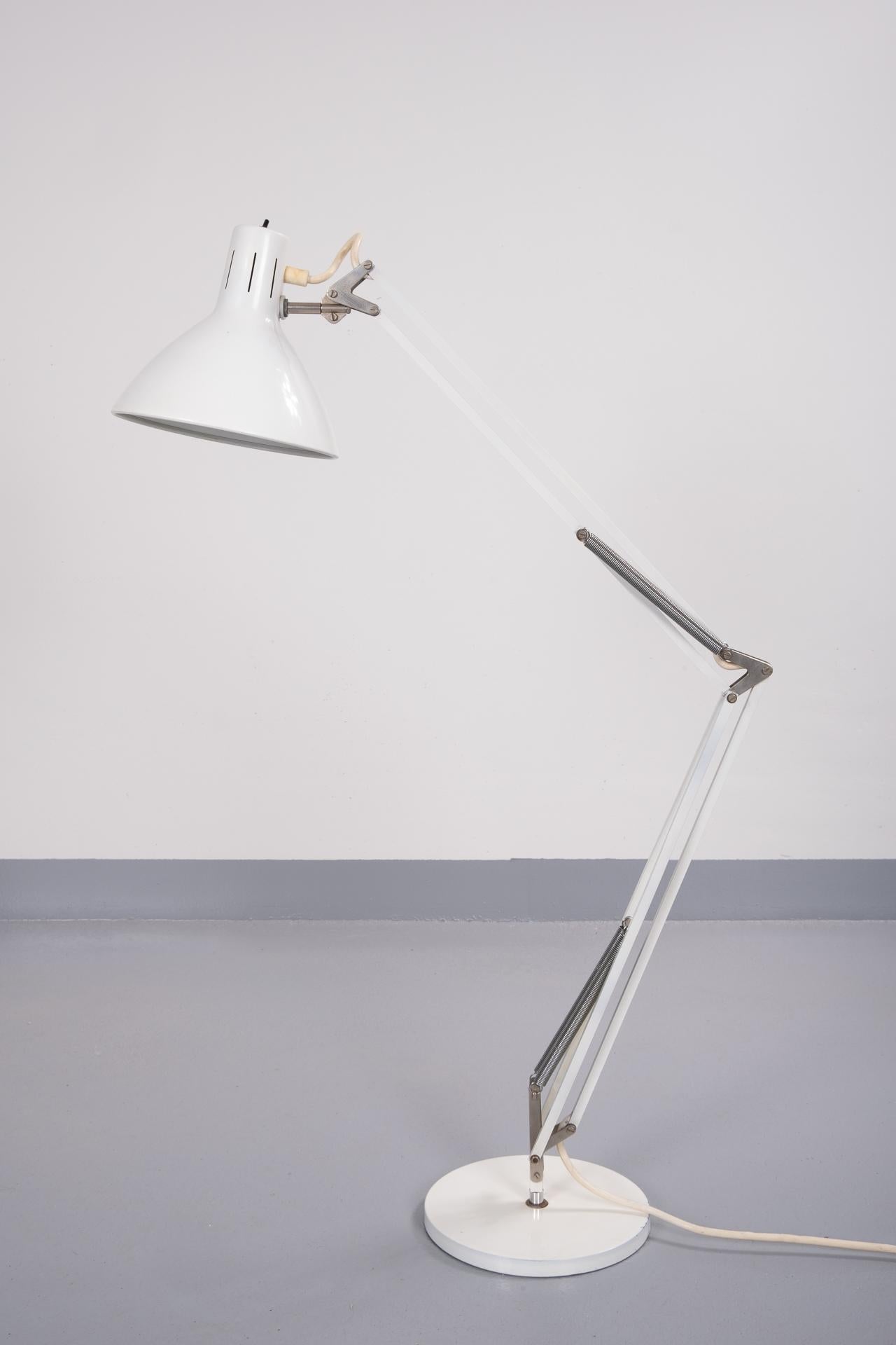 Magnifique lampe de bureau ou lampadaire Hala Zeist Holland extra large. Actionné par un ressort, fonctionne très bien.
Couleur blanche. En raison de sa taille, il peut être utilisé comme un lampadaire pour rester dans la position que vous