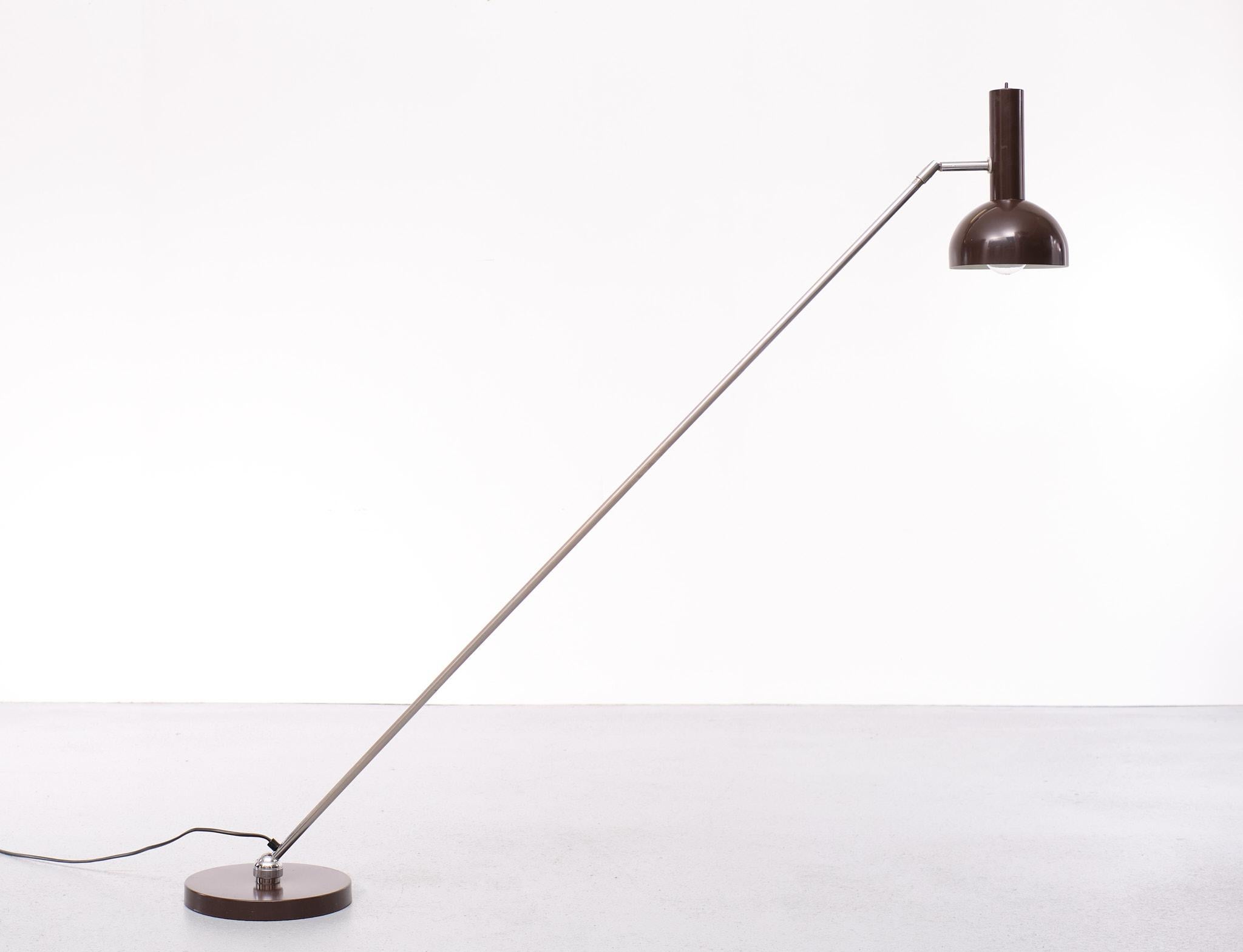 This floor lamp designed by H. Busquet and produced by Hala Zeist is nicknamed the “ball in socket” floor lamp. It is an elegant adjustable lamp which can be positioned in several positions because the end of the stem is a ball which is mounted in a