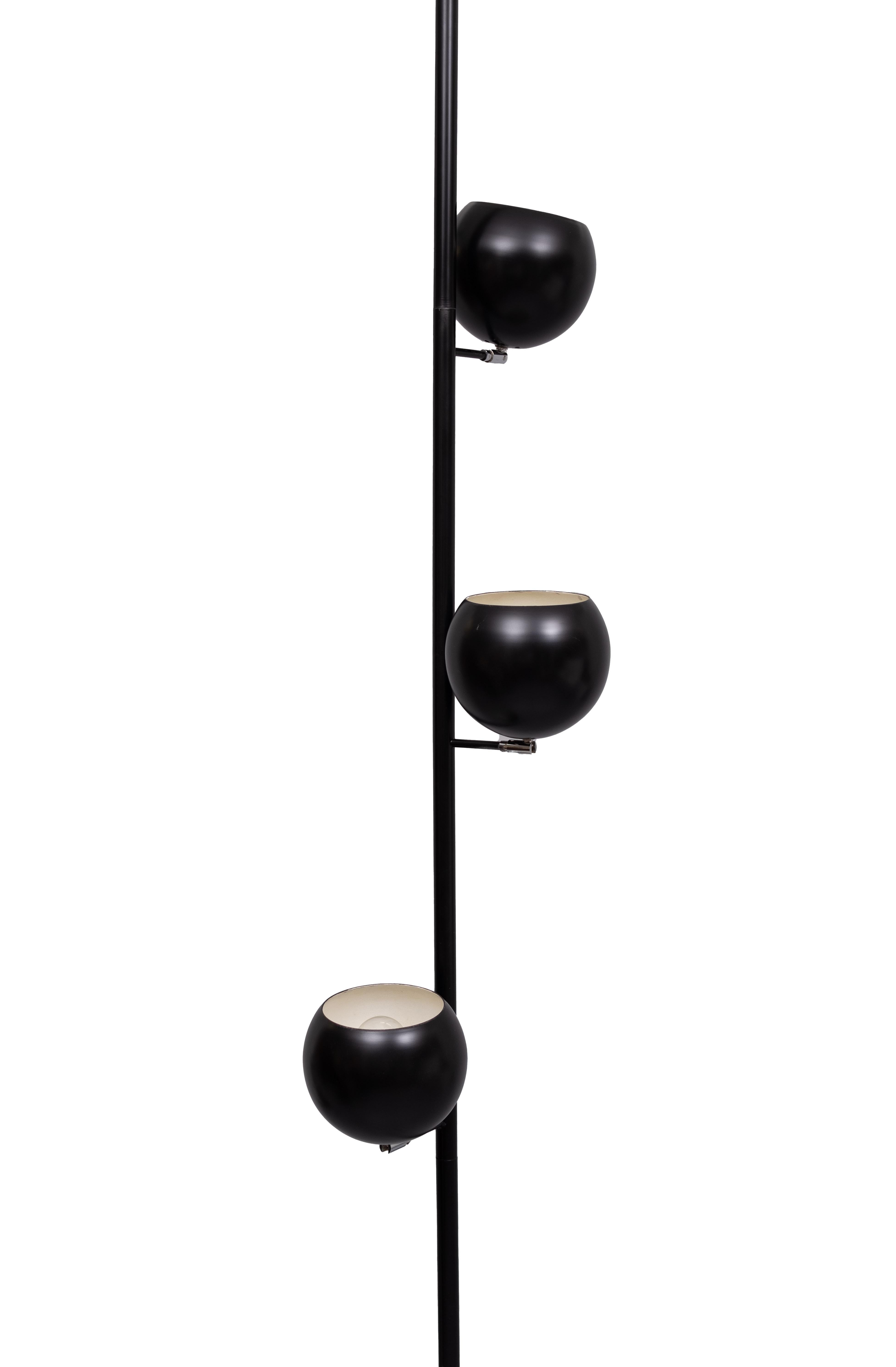 Ich liebe diese Klemmlampe. Es passt zwischen Decke und Boden. 
kann von 250 cm bis 318 cm Höhe reichen, drei verstellbare Kugeln.
Die Kugeln können gewechselt werden  separat  .  Top Design/One. So stilvoll. 
Design/One  Herman Busquet  für Hala