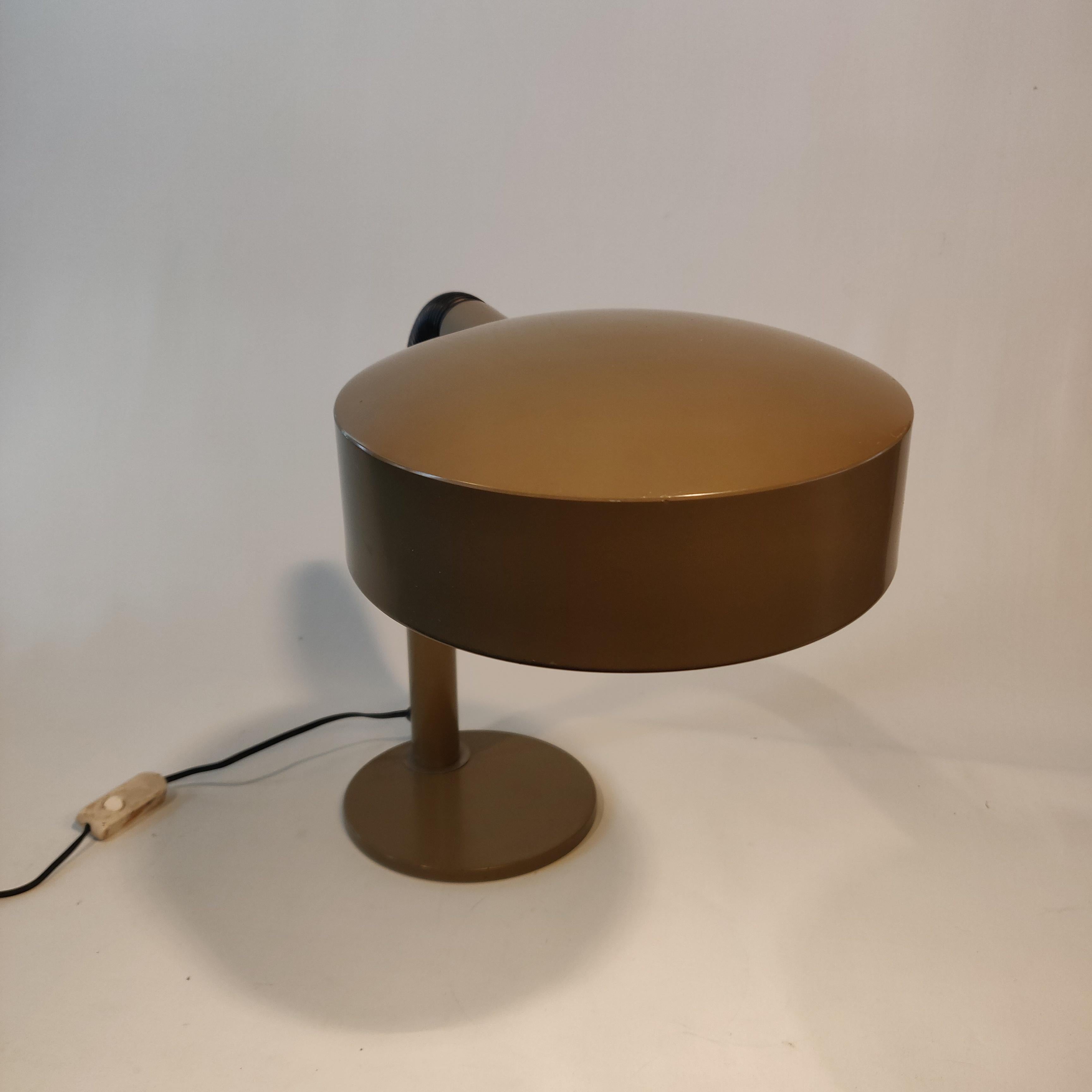 Dutch Design Hala Zeist Holland 1970s gooseneck desk lamp, called pan lamp. Flexible arm, taupe brown color.

Hala is one of the first light companies of The Netherlands, originated in 1932 in the city of Zeist and later moved to Amersfoort.
Herman