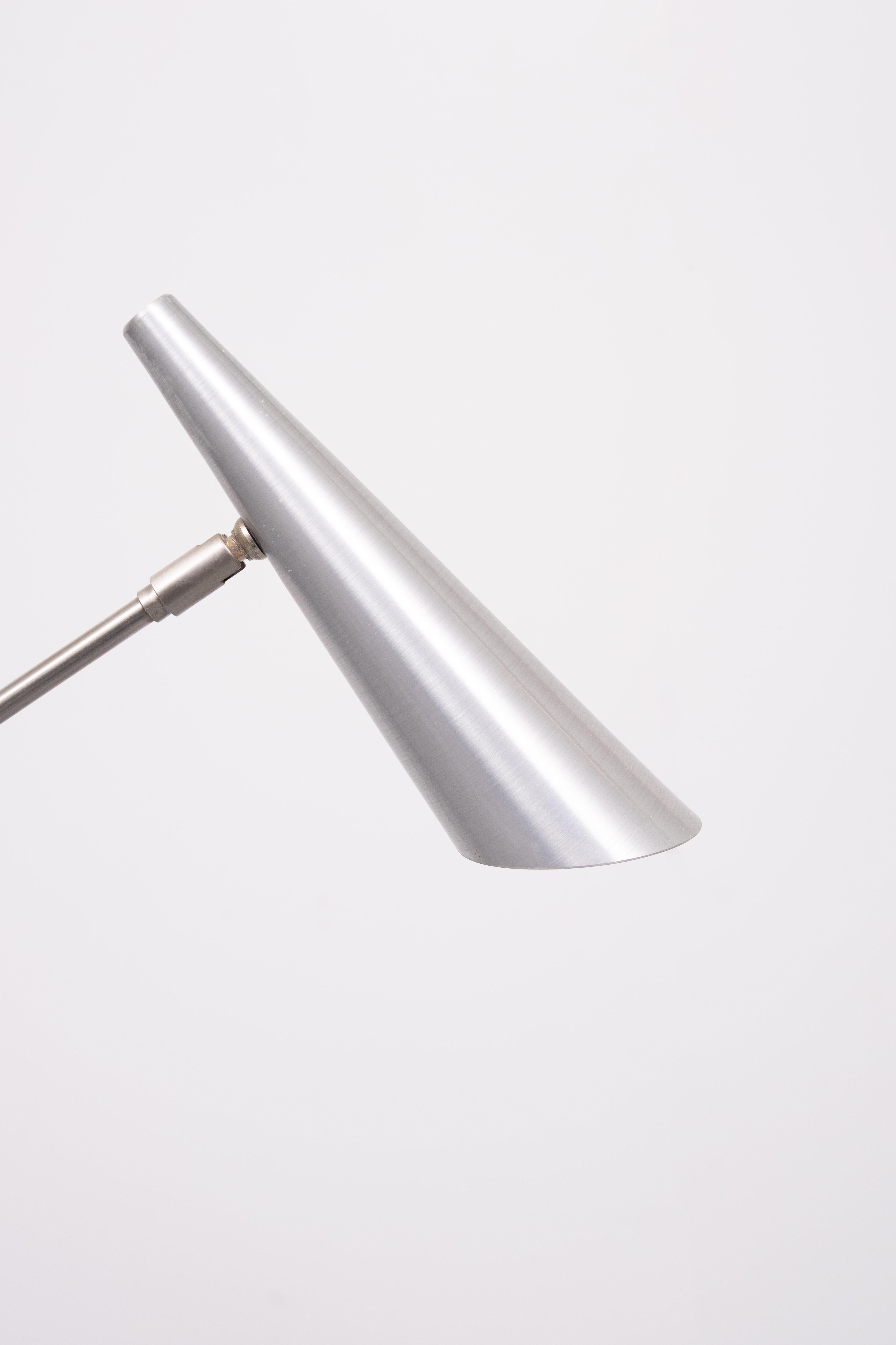 Très beau lampadaire Hala Zeist Arch Floor. Halogène 12 volts 50 watts 
signé, de style post-moderne. Aluminium poli . 
bon état . livré avec un dimmer en bon état de marche .  