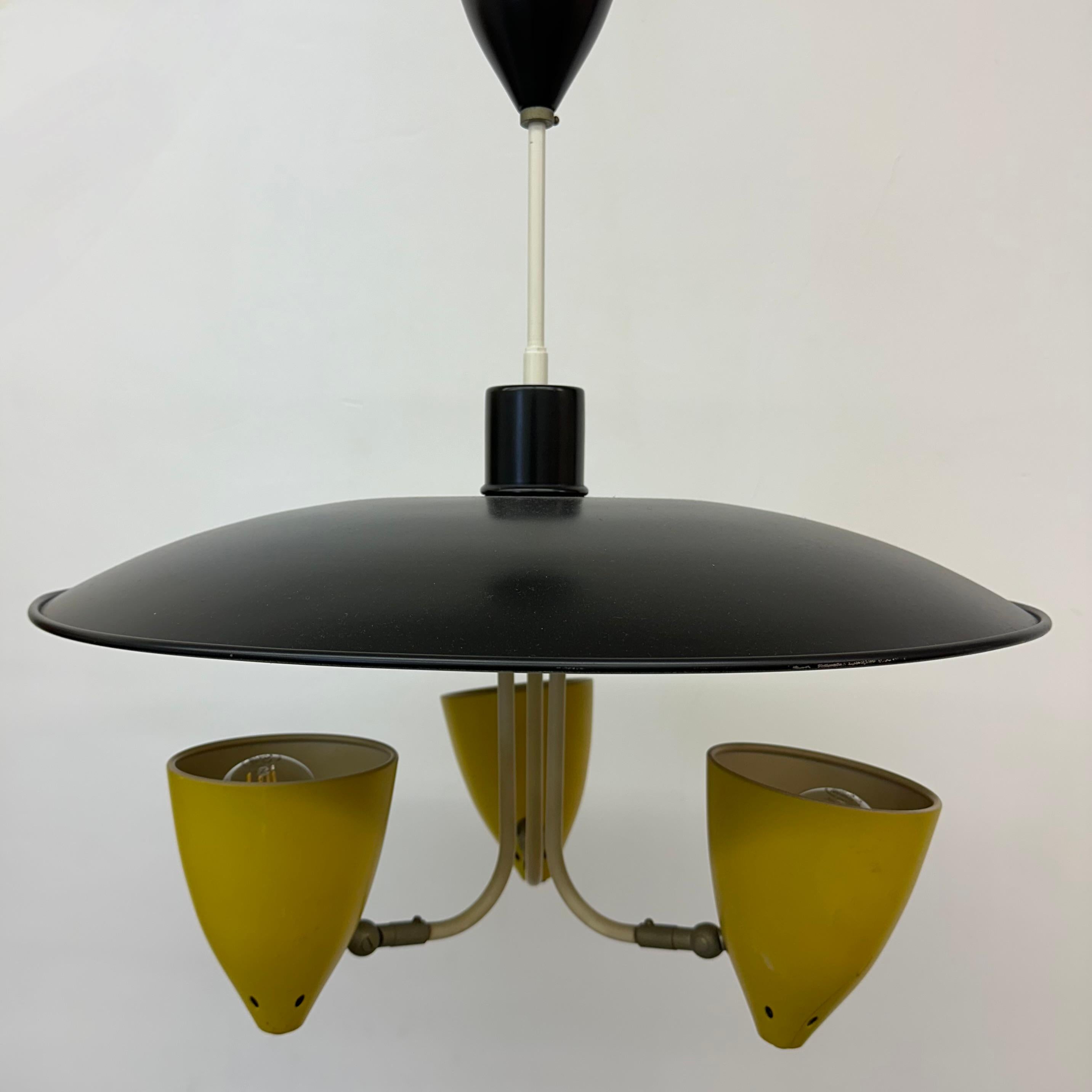Lampada a sospensione Hala Zeist J.H. Ciondolo Busquet , anni '50 in vendita 3