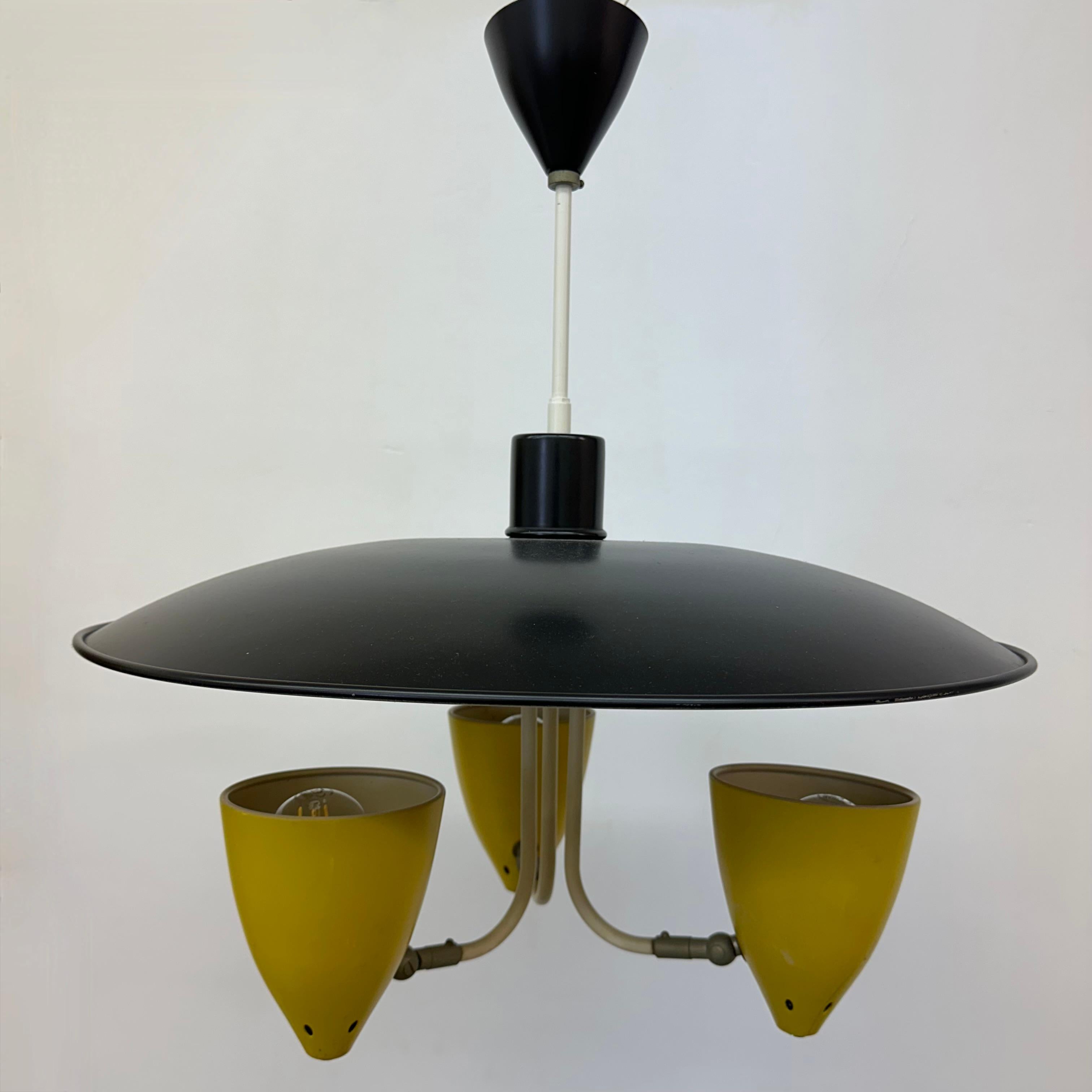 Lampada a sospensione Hala Zeist J.H. Ciondolo Busquet , anni '50 in vendita 4