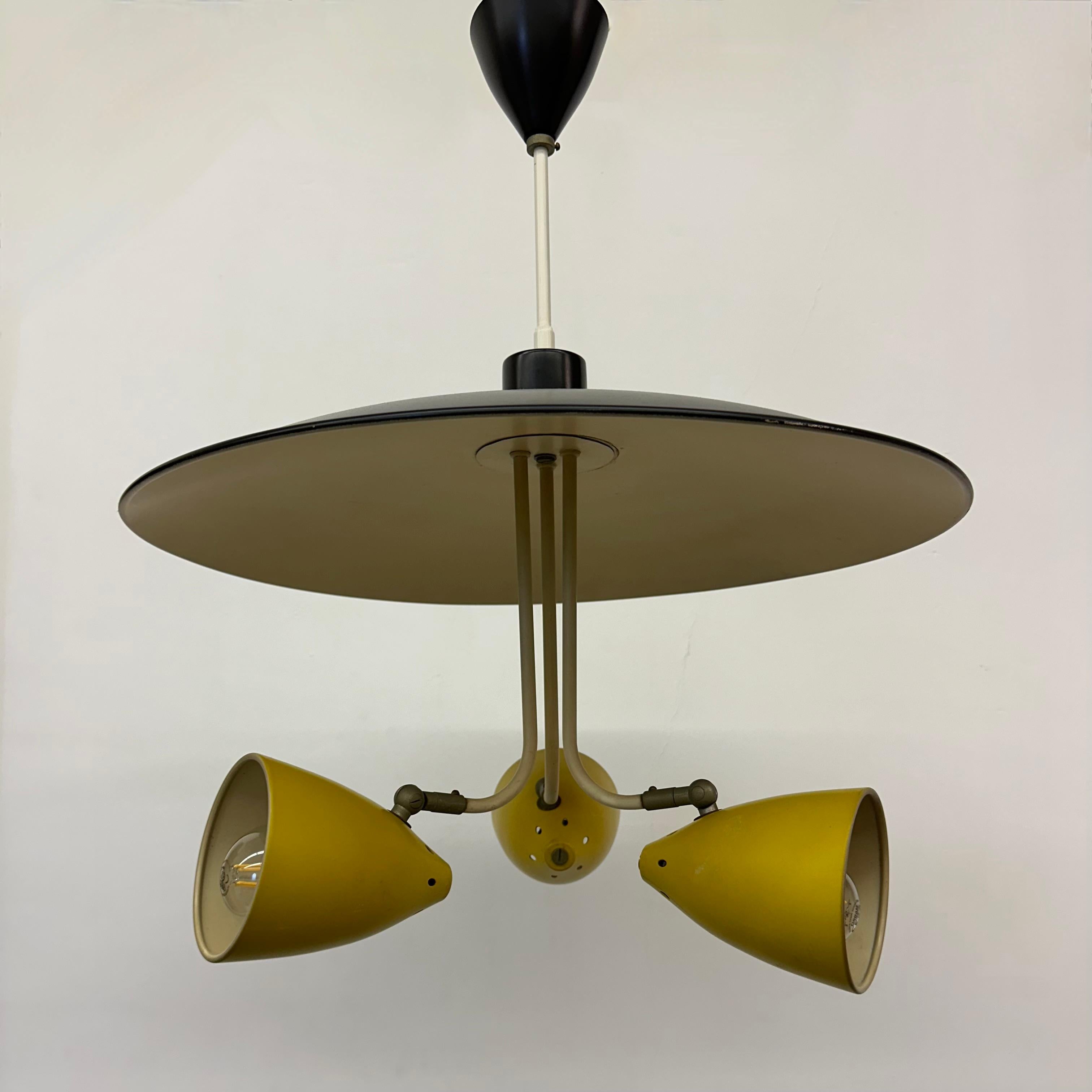 Lampada a sospensione Hala Zeist J.H. Ciondolo Busquet , anni '50

Dimensioni: 65 cm di altezza, 55 cm di diametro
Condizioni: Buono
Colore: Giallo, Nero