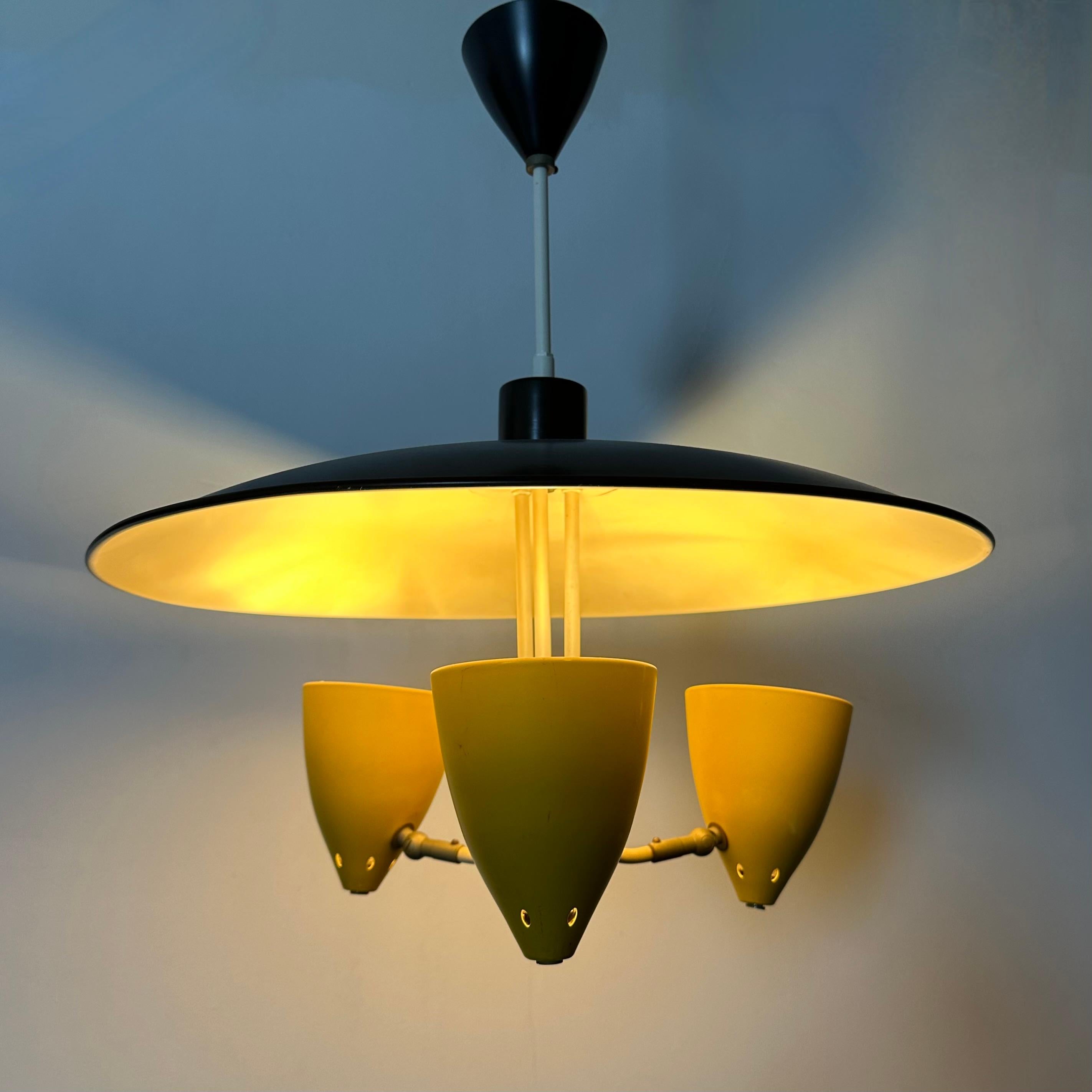 Lampada a sospensione Hala Zeist J.H. Ciondolo Busquet , anni '50 in vendita 13