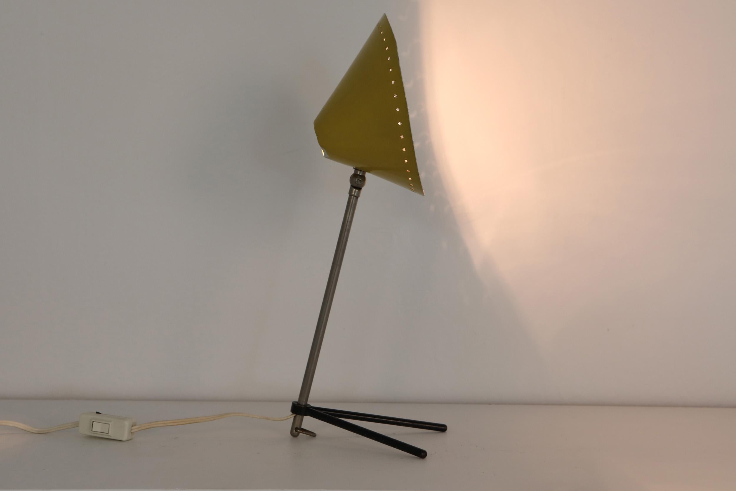 Dutch modern lamp, Hala, Netherlands, 1950s

Tripod base adjustable in height and angle.
Minimalistic, beautiful and well thought out designed lamp in very good original condition.
 