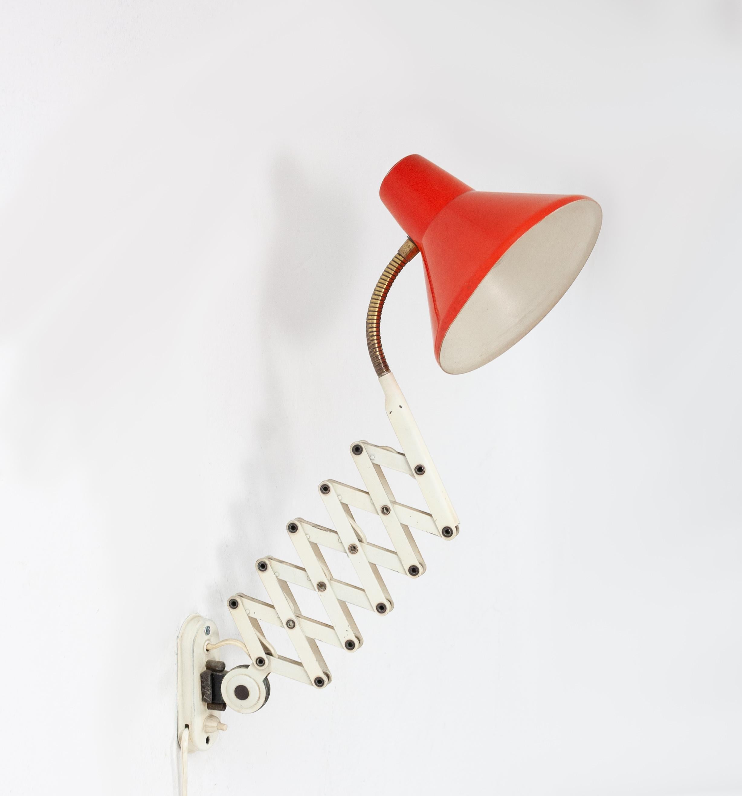 Lamp Hala Zeist Holland 1950s metal scissor lamp wall lamp. Orange red shade.
A beautiful minimalist design scissor lamp. Extendable to 75 cm diameter shade 16cm
Lamp is in good vintage condition.