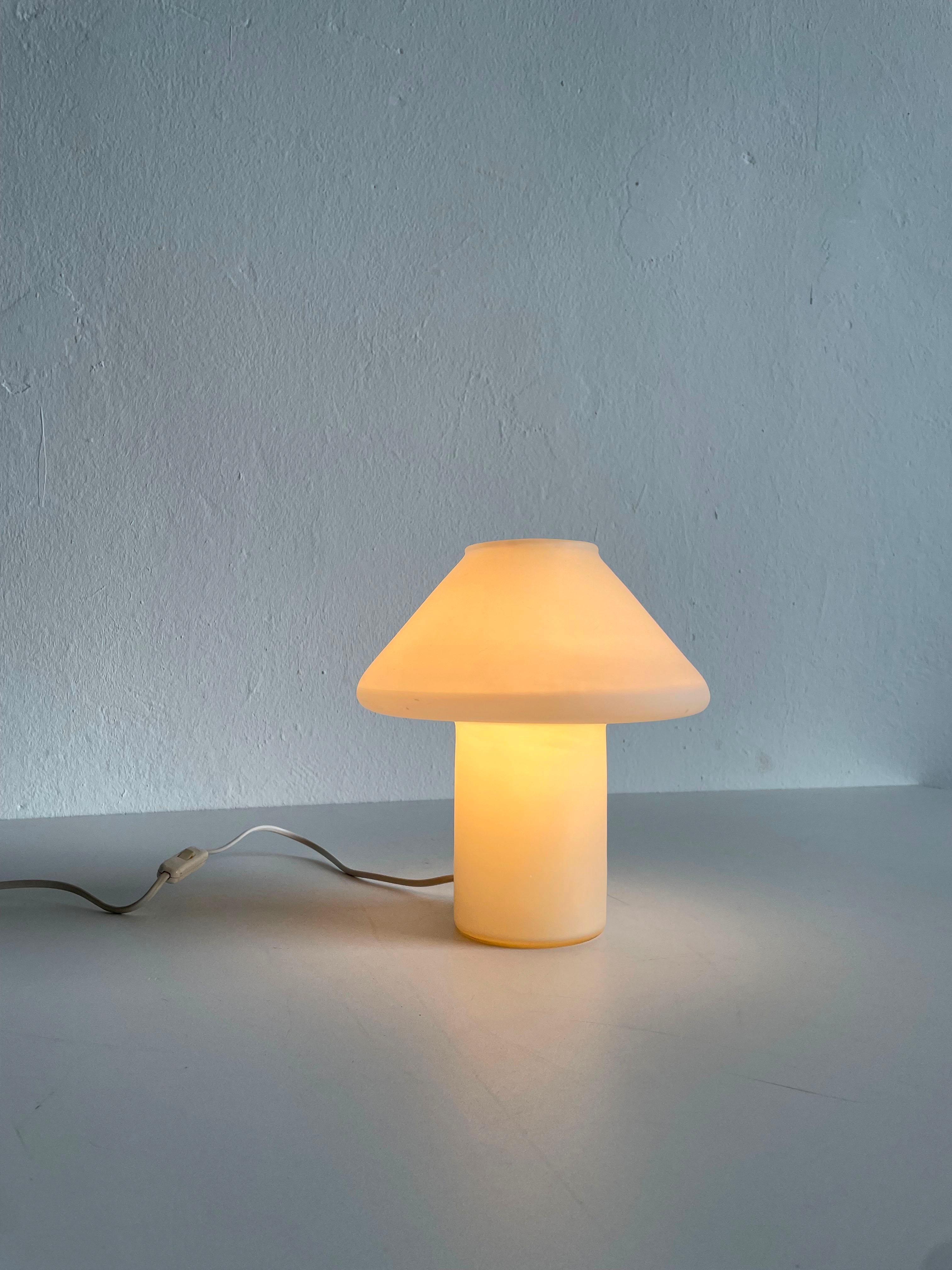 Mid-Century Modern Lampe de bureau champignon en verre satiné blanc Hala Zeist, Pays-Bas, années 1970-1980 en vente