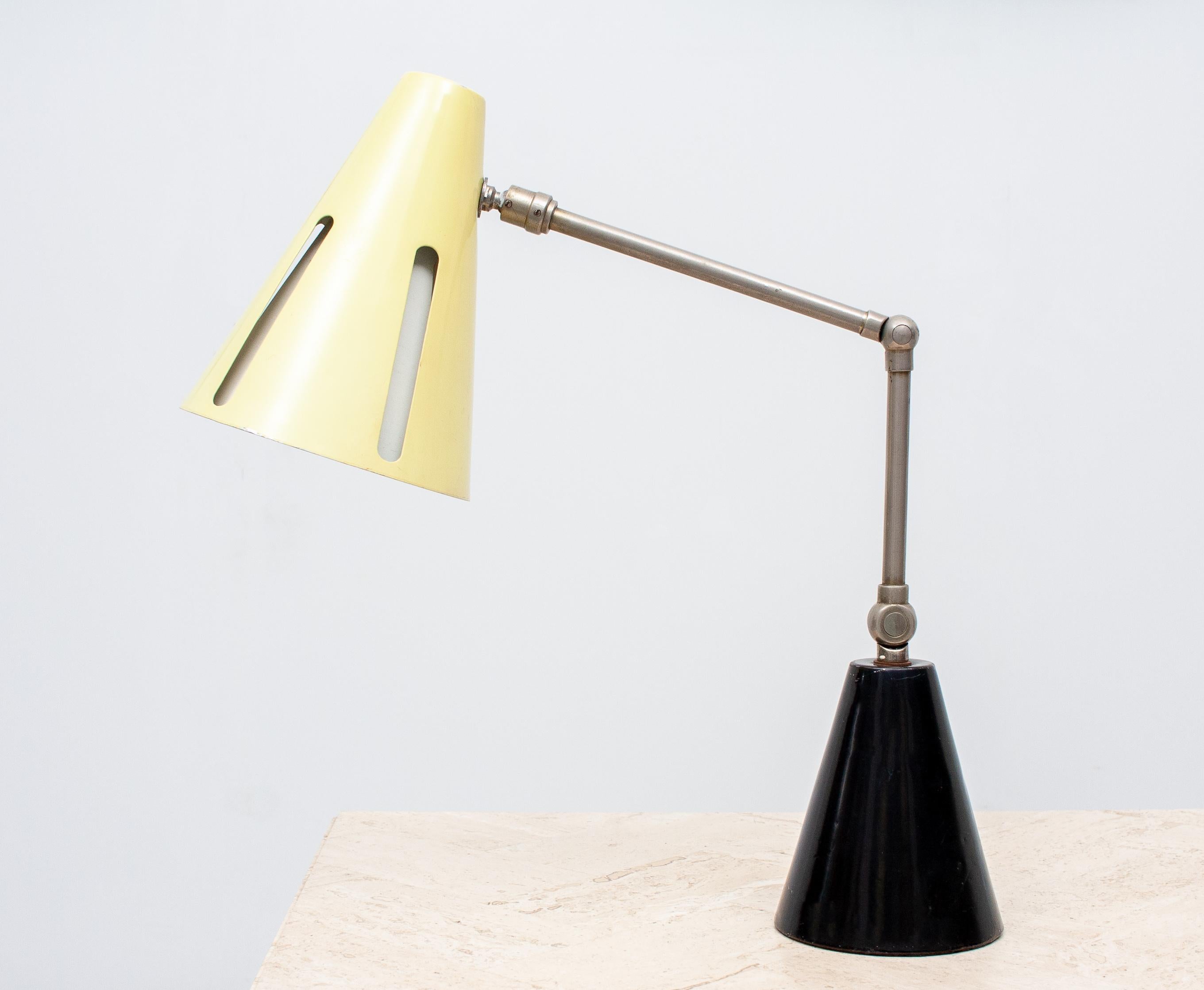 Rare light yellow “Zonneserie” piano lamp or table lamp “Model 7” designed by H. Busquet for Hala in around 1956. This Hala lamp has a heavy base that allows it to hang far forward. The “Solar Series” consists of a series of lamps with the “Solar