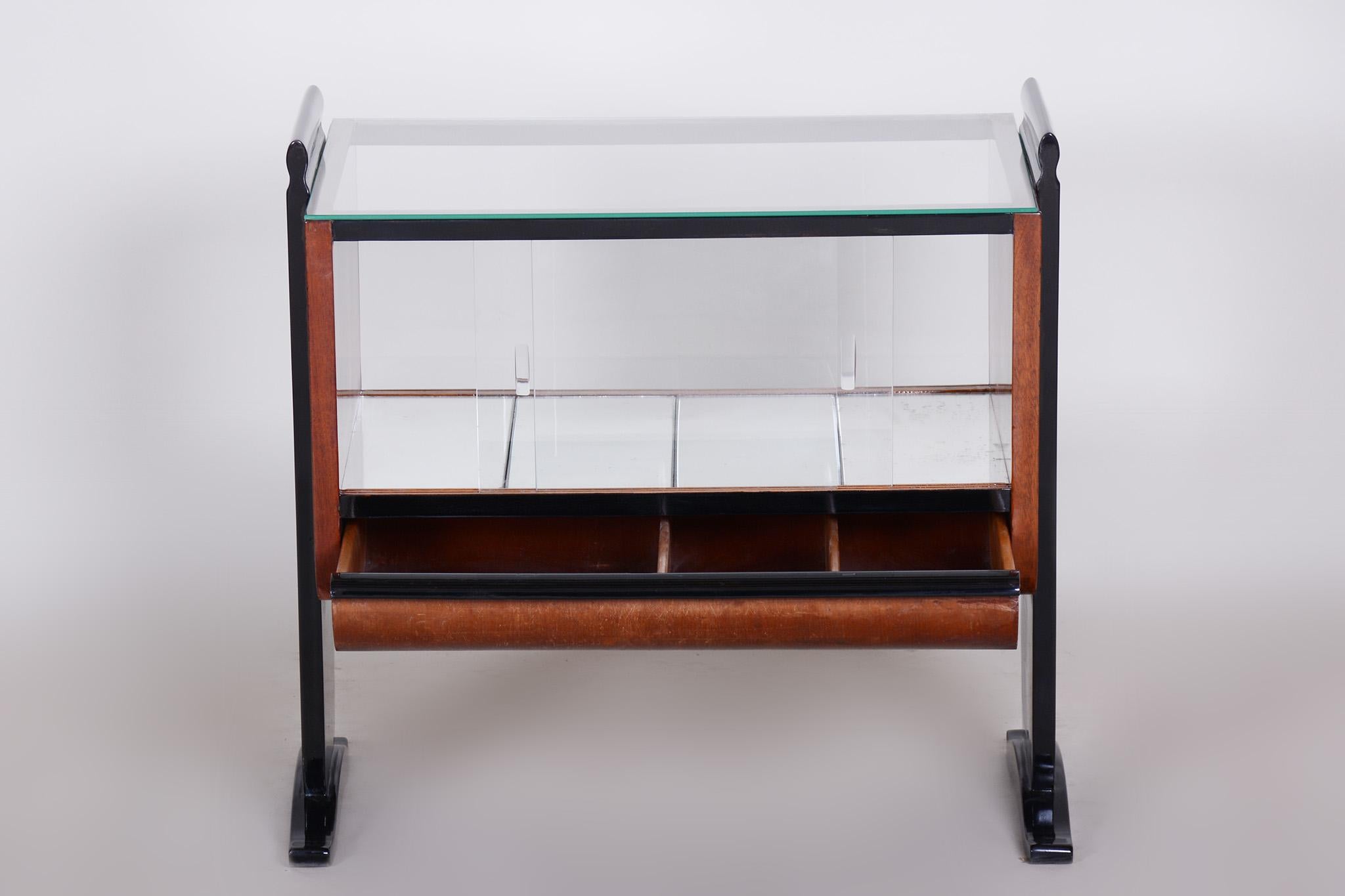 Halabala Designed Small Table Made by UP Závody in Czechia, 1930s, Restored In Good Condition For Sale In Brandys nad Labem, Středočeský kraj
