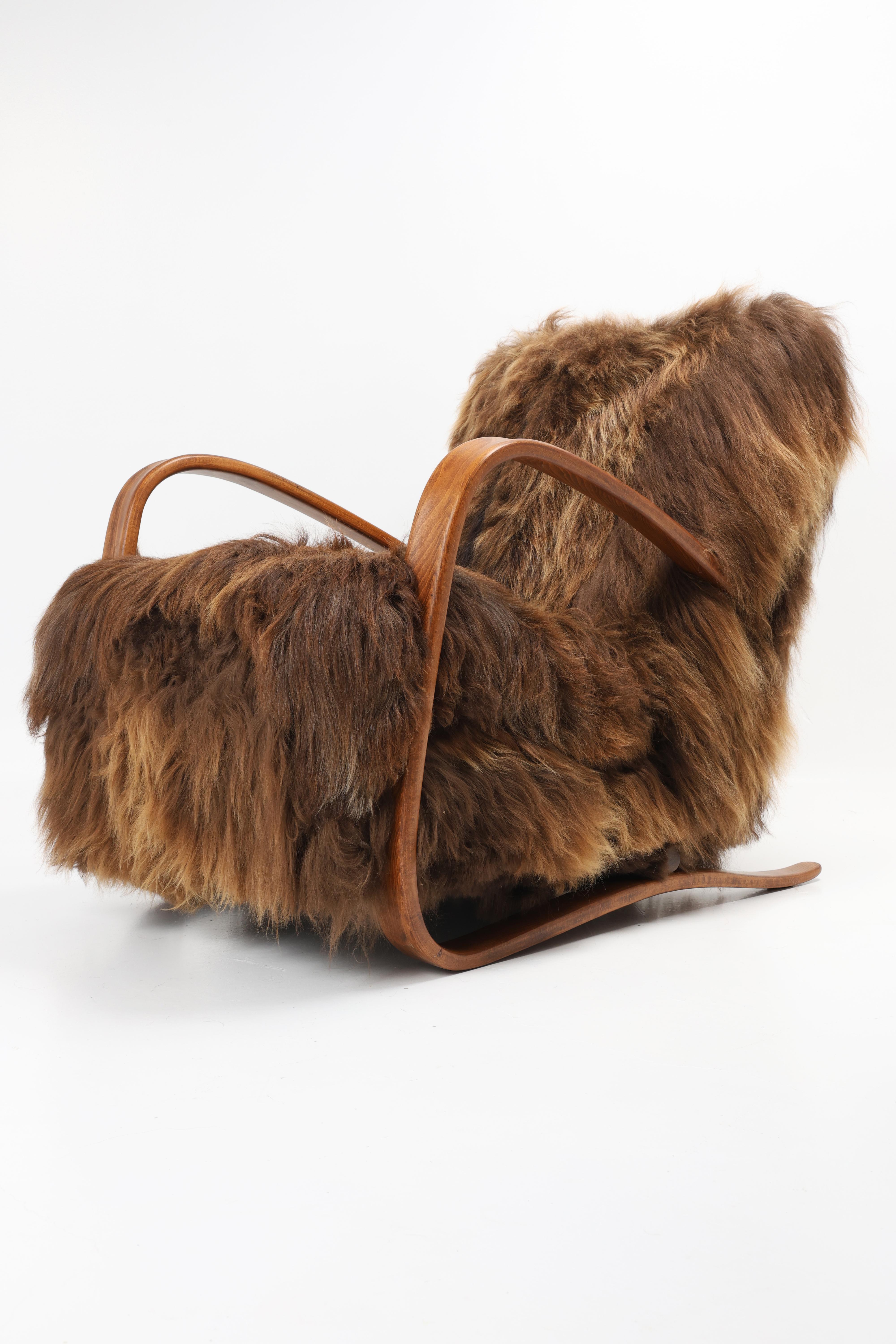 Fauteuil Halabala modèle H-269, c.1930s

Un exemple rare du fauteuil emblématique de Jindřich Halabala, modèle H-269, fabriqué en Tchécoslovaquie dans les années 1930. Cette pièce a été restaurée par des professionnels, et son élégant cadre en hêtre