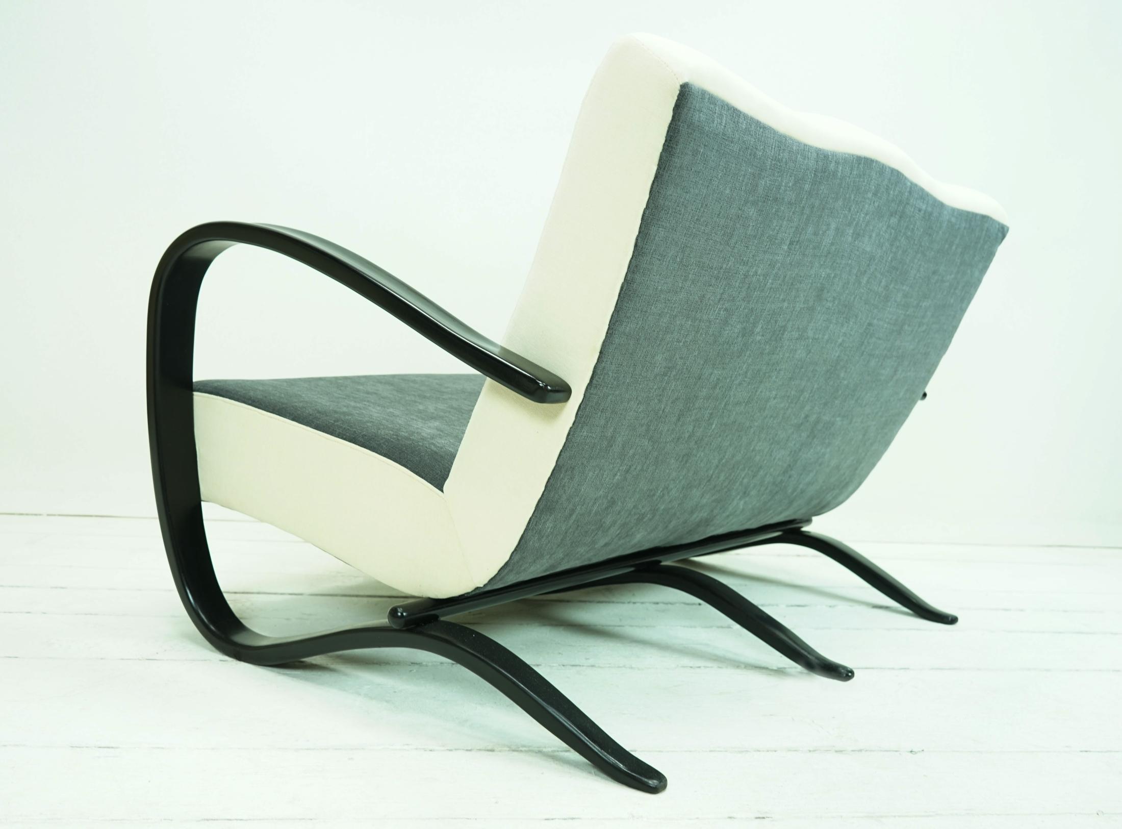 Objet : canapé + 2 fauteuils en ensemble.

Époque : vers 1935

Style : Art Déco
 
Design : Halabala H269

Tissu : Tissu Knoll Summit Altitude

Bel ensemble composé de 2 fauteuils et d'un canapé 2 places de la période Art Déco du designer