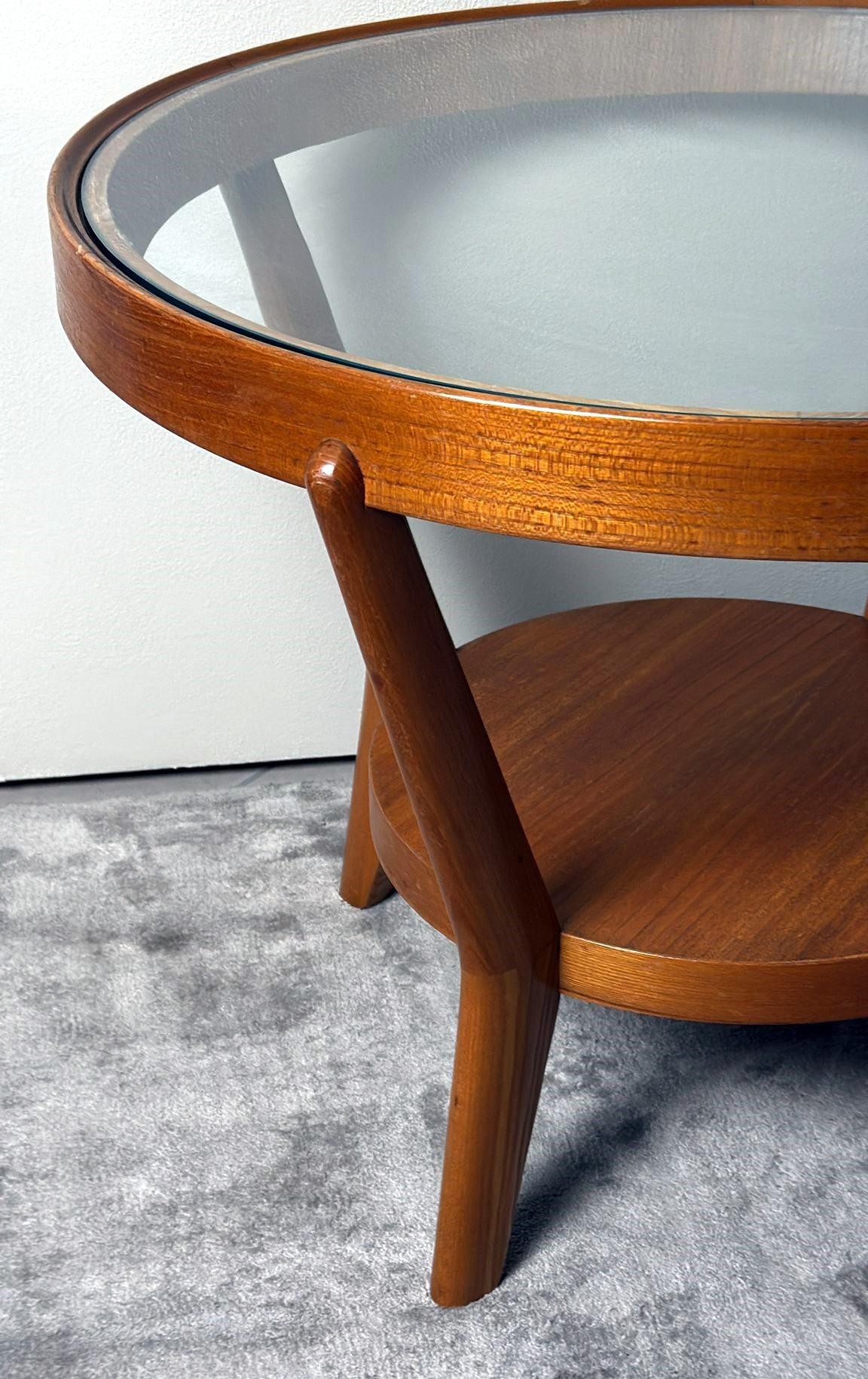 Table basse tchécoslovaque ronde en bois et verre de style Halabala en vente 3