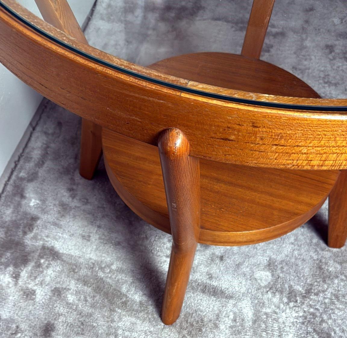 Table basse tchécoslovaque ronde en bois et verre de style Halabala en vente 5