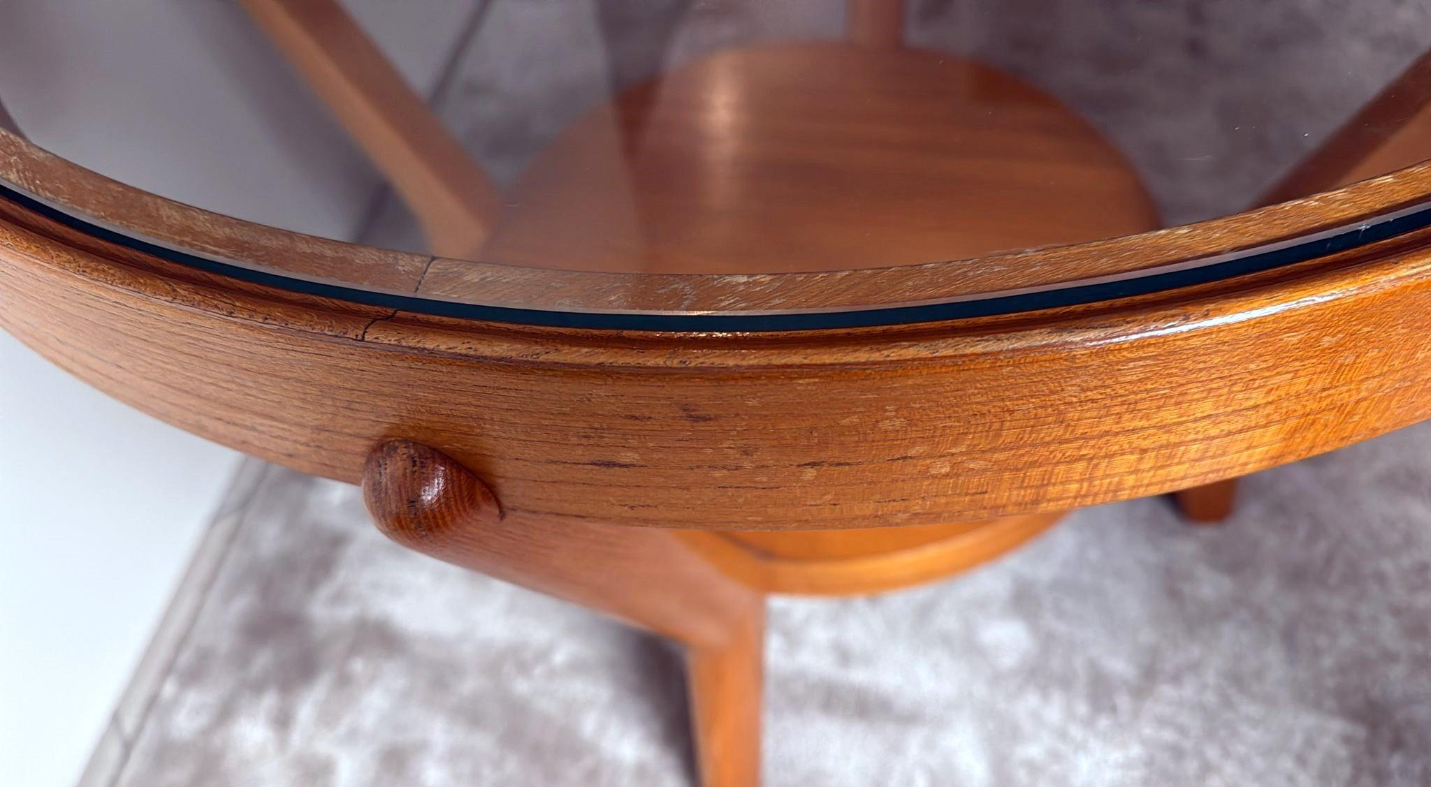 Table basse tchécoslovaque ronde en bois et verre de style Halabala en vente 6