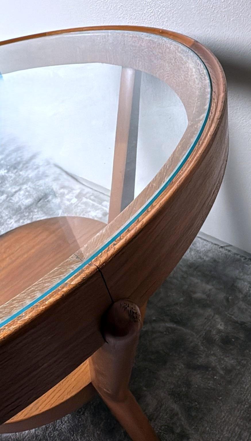 Table basse tchécoslovaque ronde en bois et verre de style Halabala en vente 10