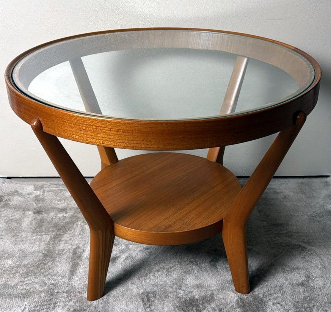 Moderne Table basse tchécoslovaque ronde en bois et verre de style Halabala en vente