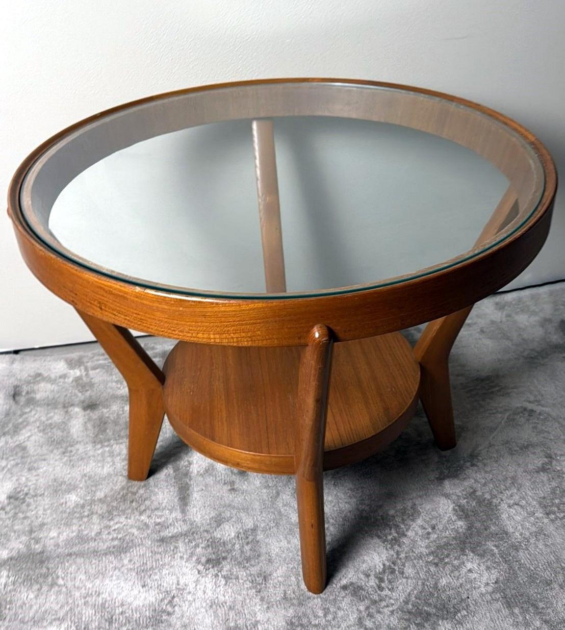 Tchèque Table basse tchécoslovaque ronde en bois et verre de style Halabala en vente