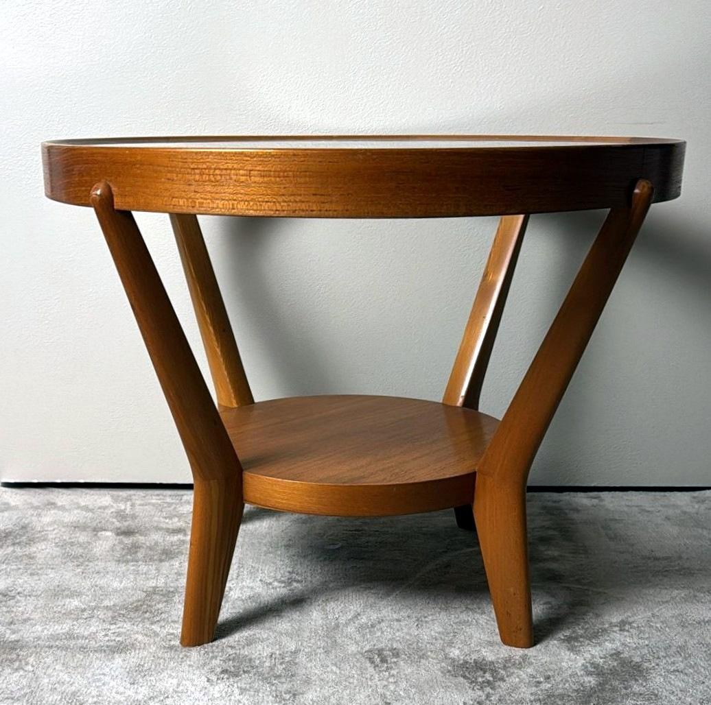 Fait main Table basse tchécoslovaque ronde en bois et verre de style Halabala en vente