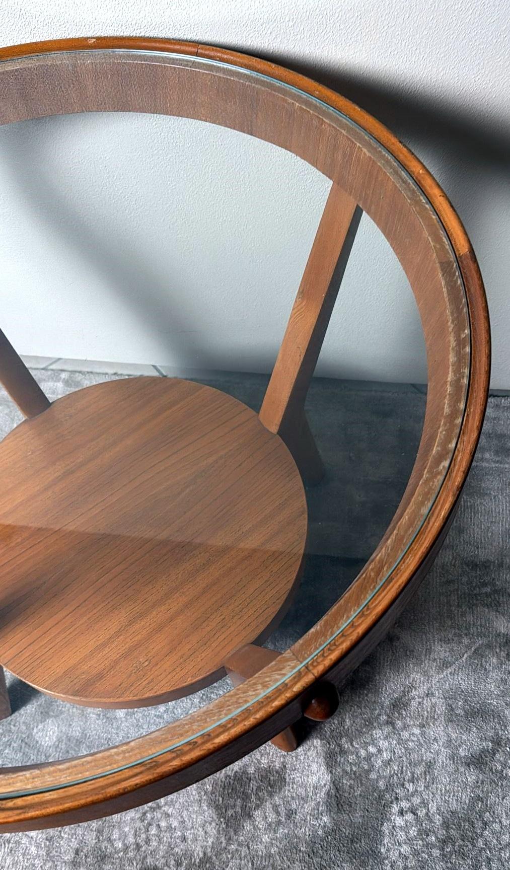 20ième siècle Table basse tchécoslovaque ronde en bois et verre de style Halabala en vente