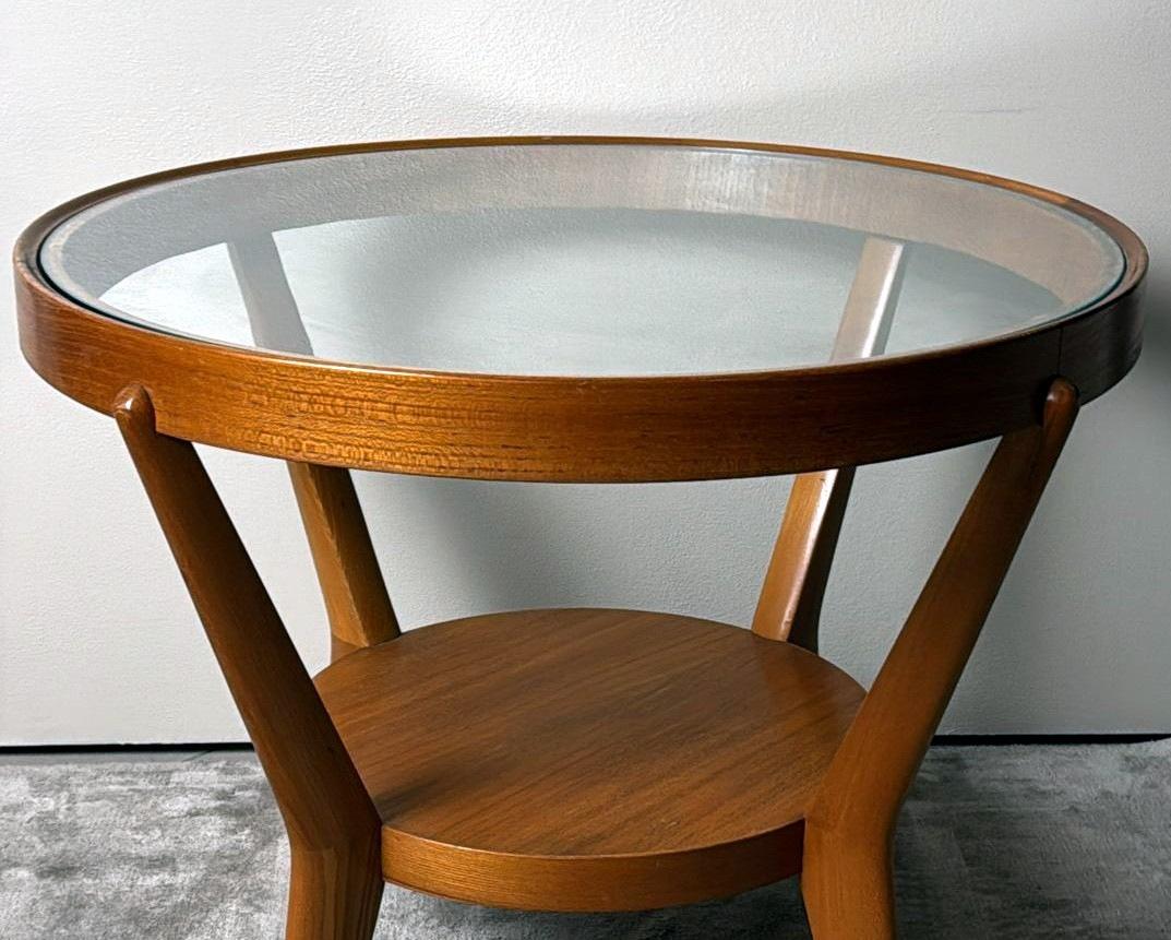 Verre Table basse tchécoslovaque ronde en bois et verre de style Halabala en vente