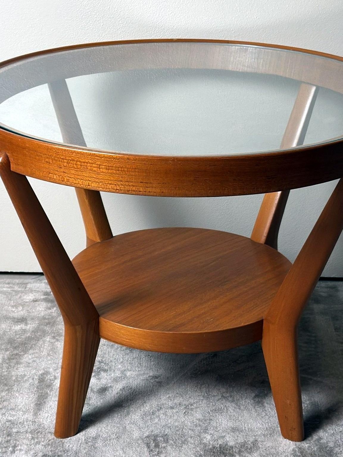 Table basse tchécoslovaque ronde en bois et verre de style Halabala en vente 1