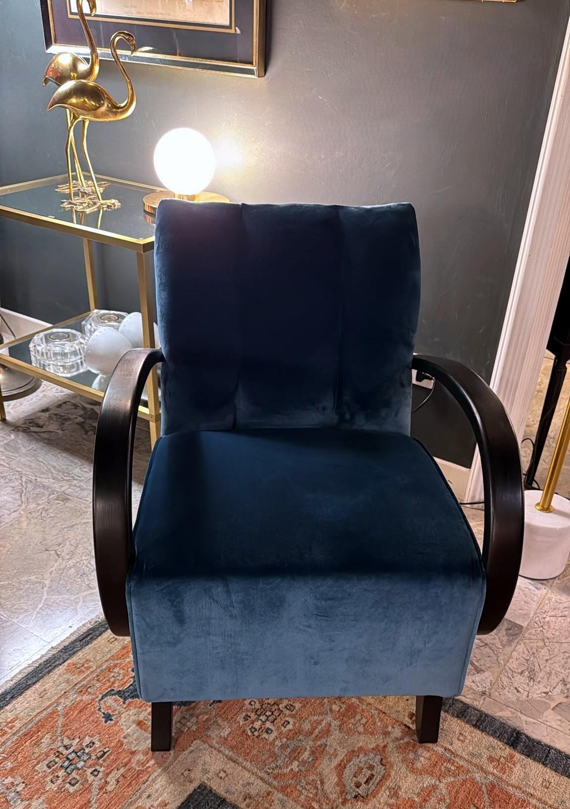 Sillón de terciopelo Art Decó checoslovaco estilo Halabala en venta 9