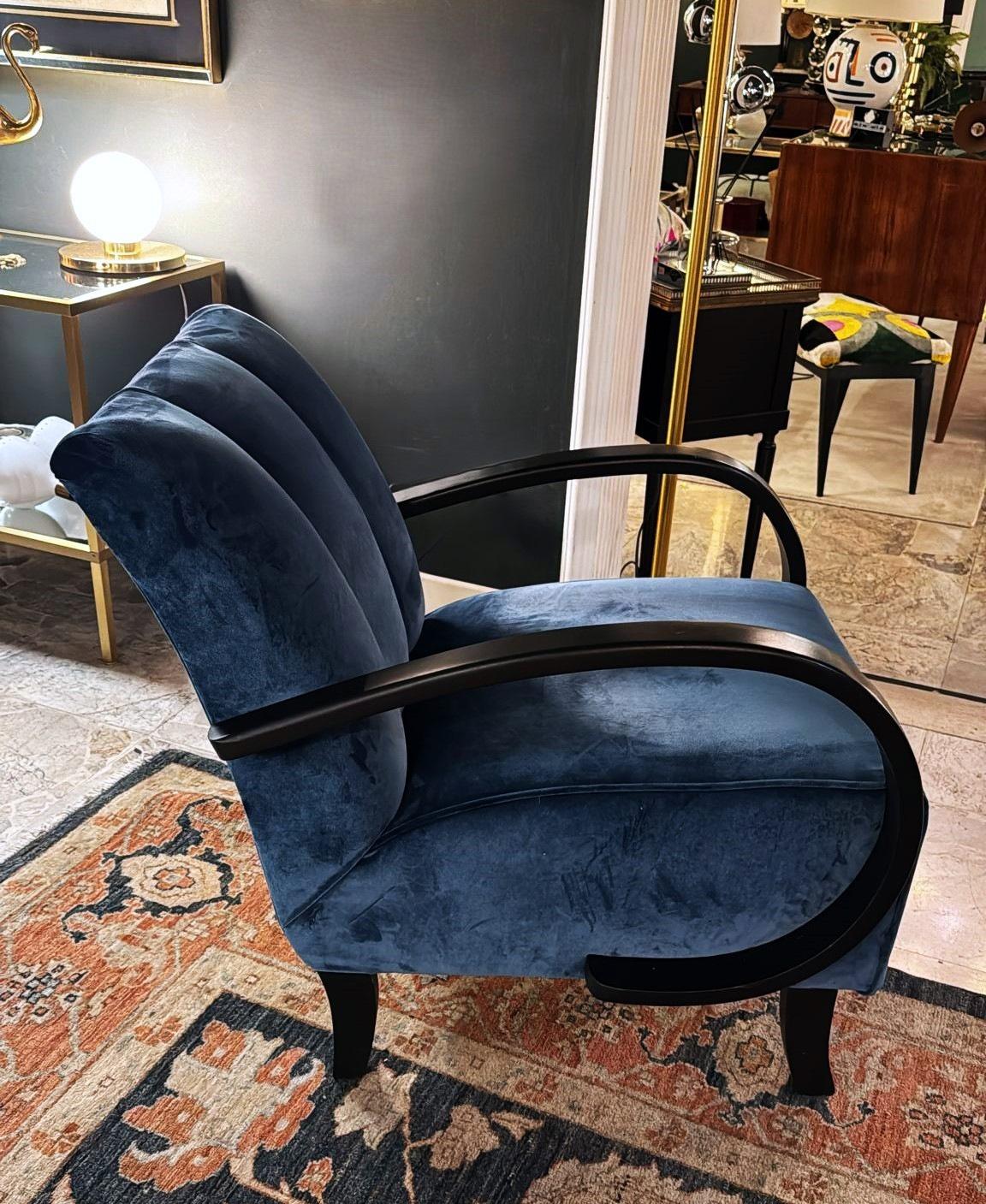 Sillón de terciopelo Art Decó checoslovaco estilo Halabala en venta 11