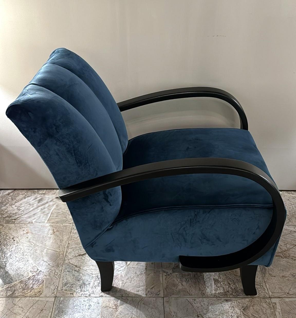 Sillón de terciopelo Art Decó checoslovaco estilo Halabala Checo en venta