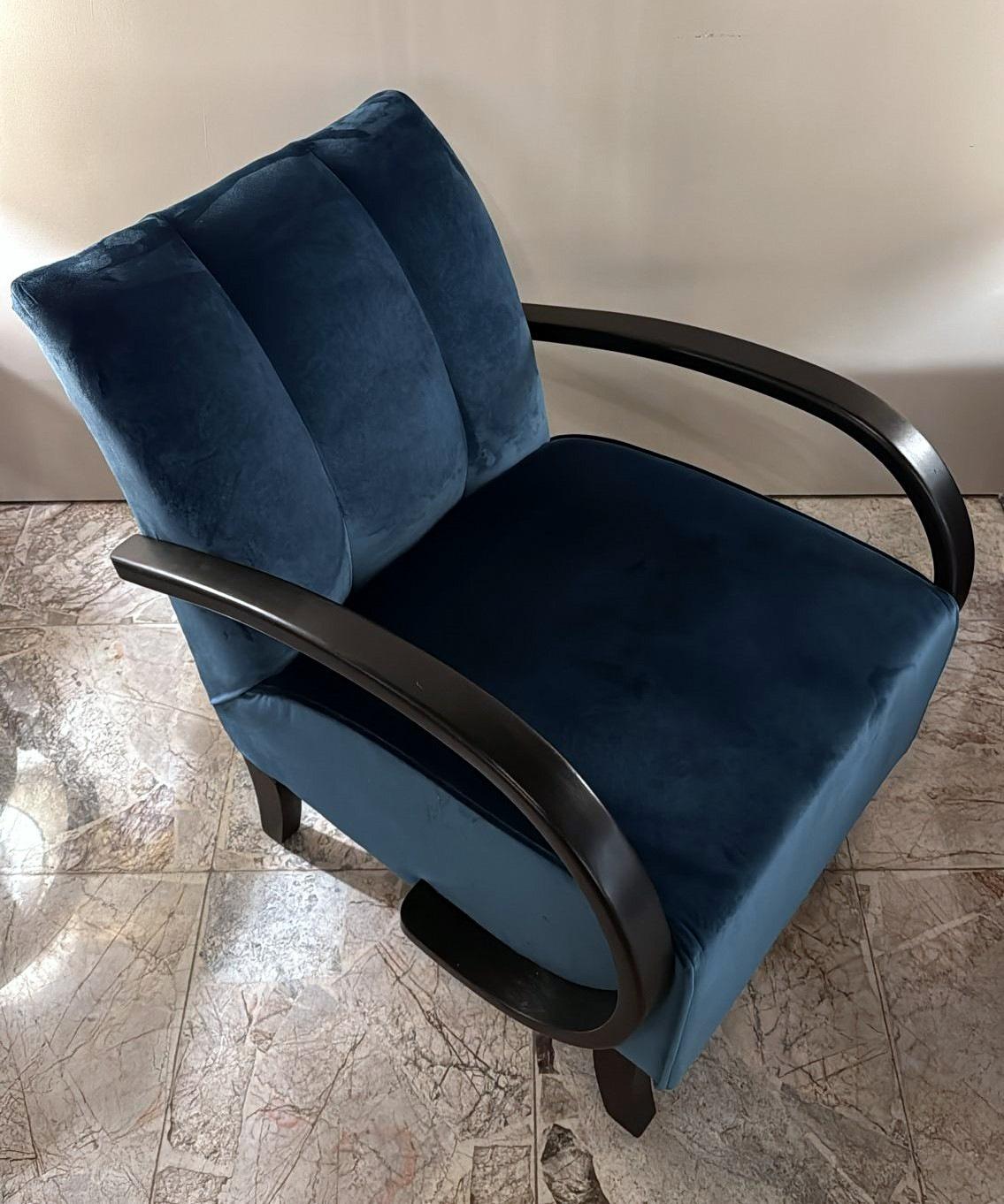Sillón de terciopelo Art Decó checoslovaco estilo Halabala Hecho a mano en venta