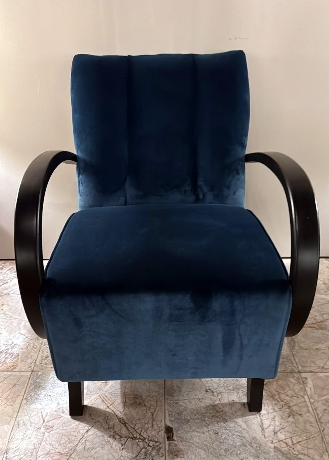 Sillón de terciopelo Art Decó checoslovaco estilo Halabala siglo XX en venta