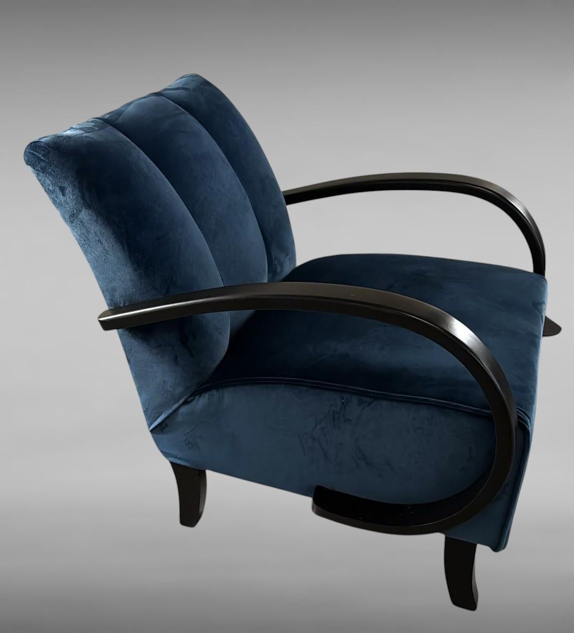 Sillón de terciopelo Art Decó checoslovaco estilo Halabala Terciopelo en venta