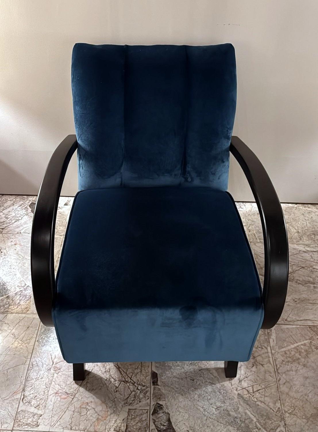 Sillón de terciopelo Art Decó checoslovaco estilo Halabala en venta 1