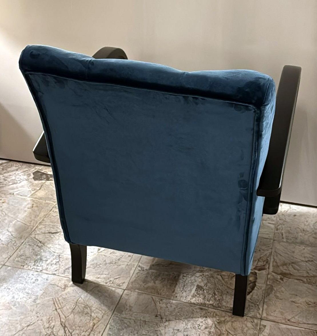Sillón de terciopelo Art Decó checoslovaco estilo Halabala en venta 2