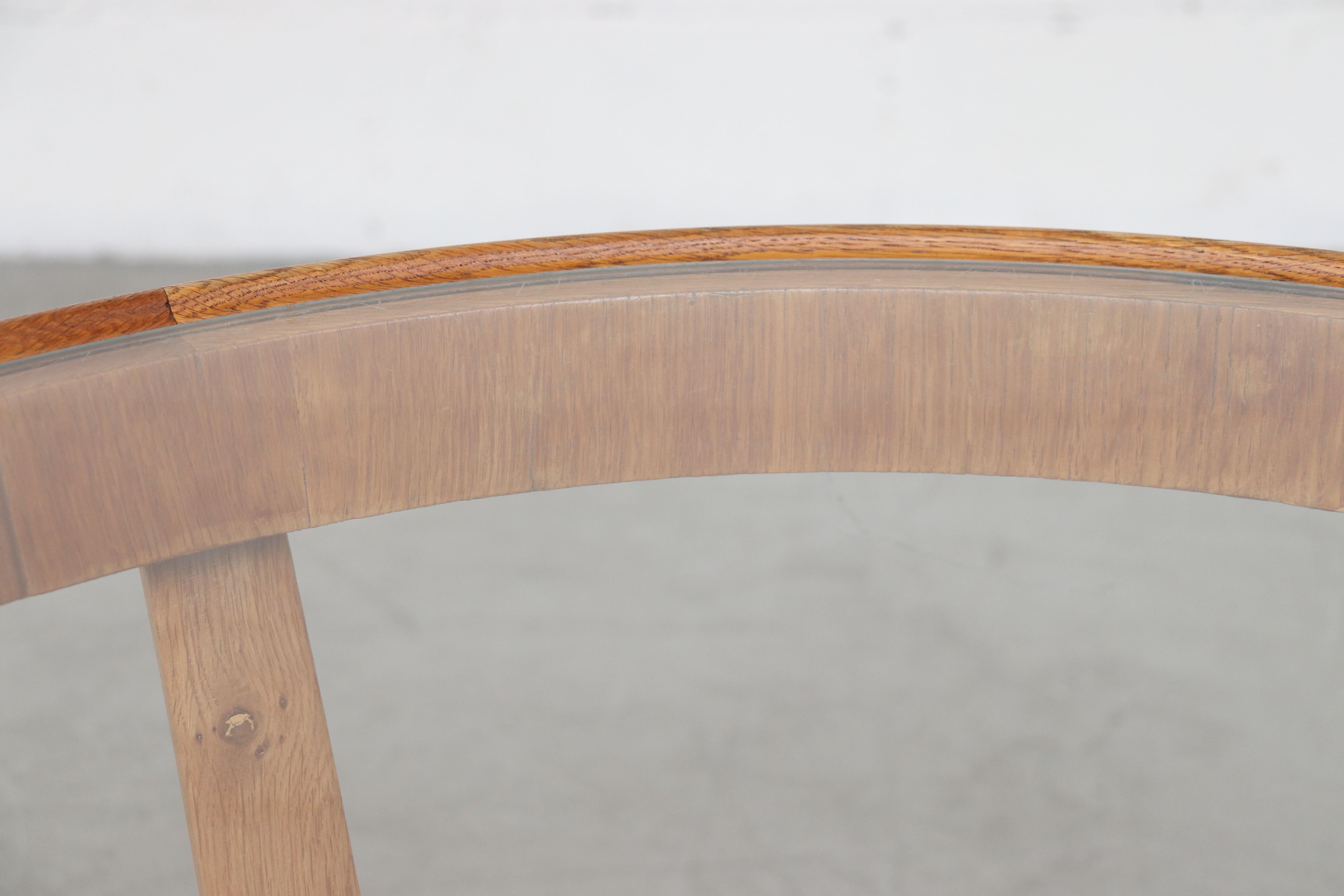 Halabala Style Round Blonde Side Table (Moderne der Mitte des Jahrhunderts)