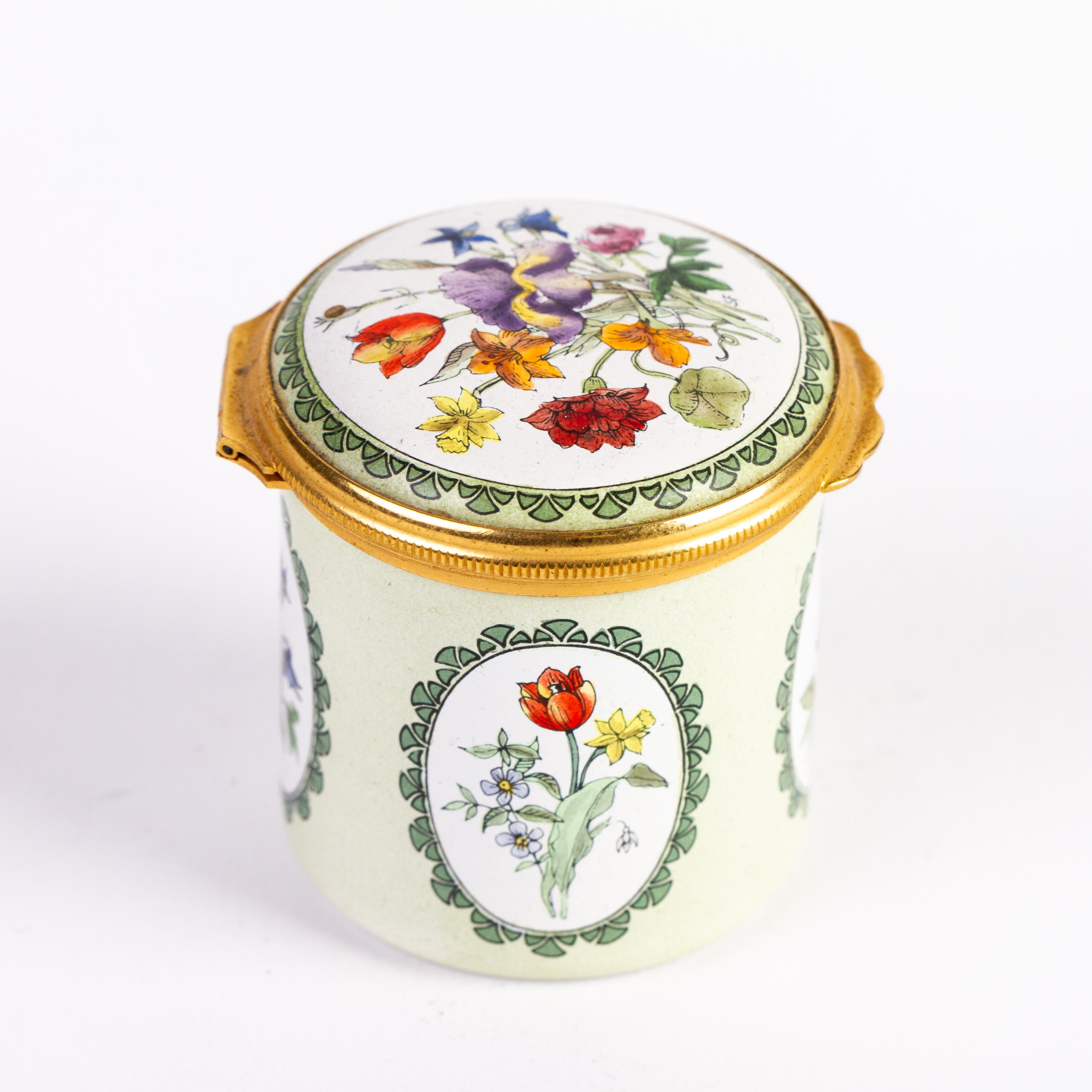 From a private collection.
Free international shipping.
Halcyon Days Fine Enamel British Pillbox 