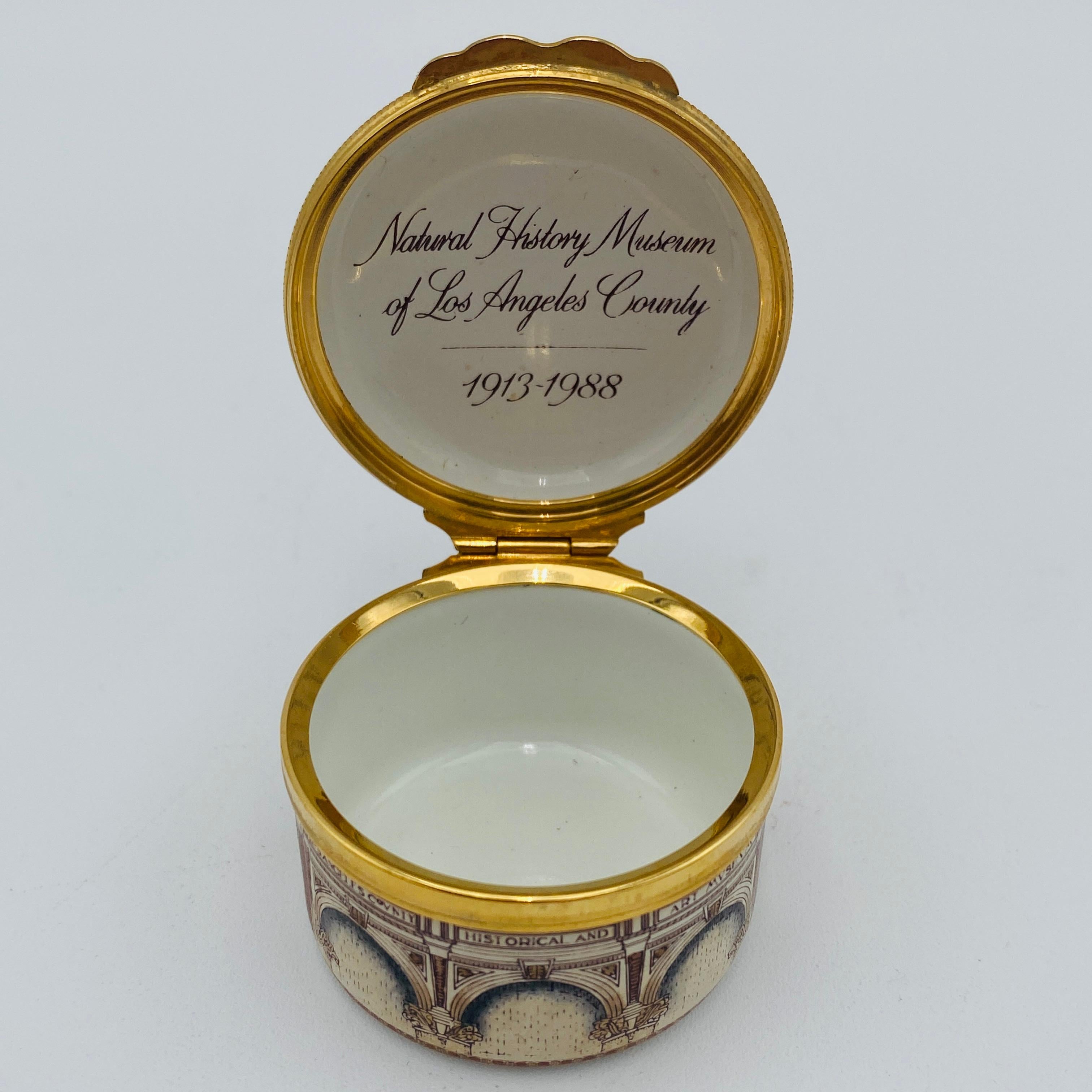 Impresionante cajita de porcelana de Halcyon Days Enamels. La tapa interior lleva la inscripción 