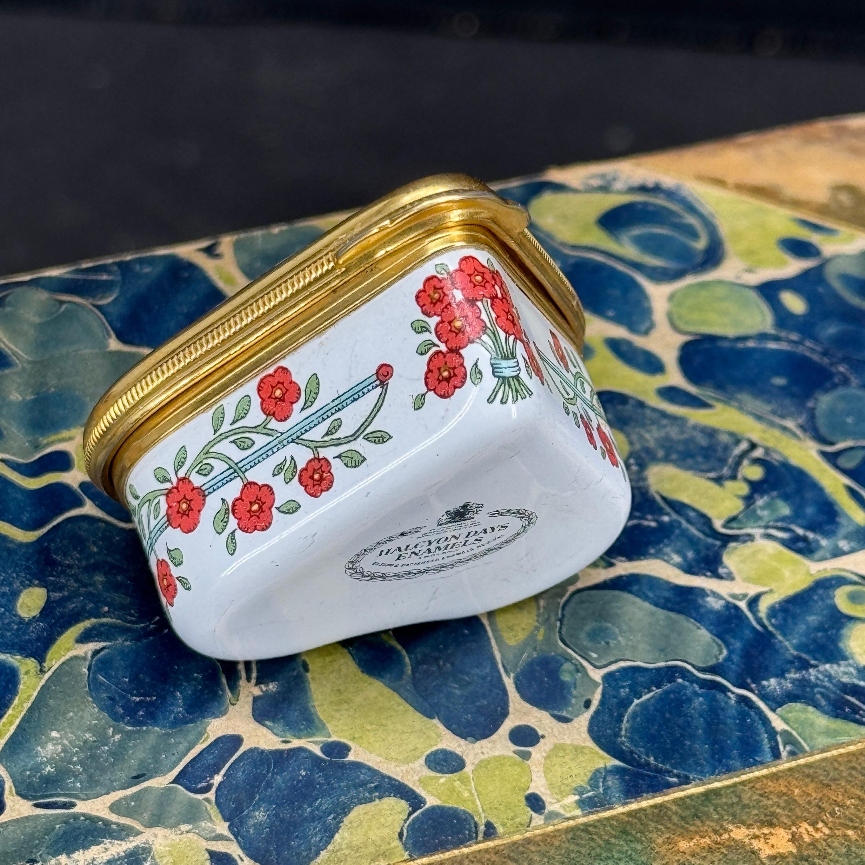 Halcyon Days Heart Shaped Enamel Painted Trinket Box In Good Condition For Sale In Haddonfield, NJ