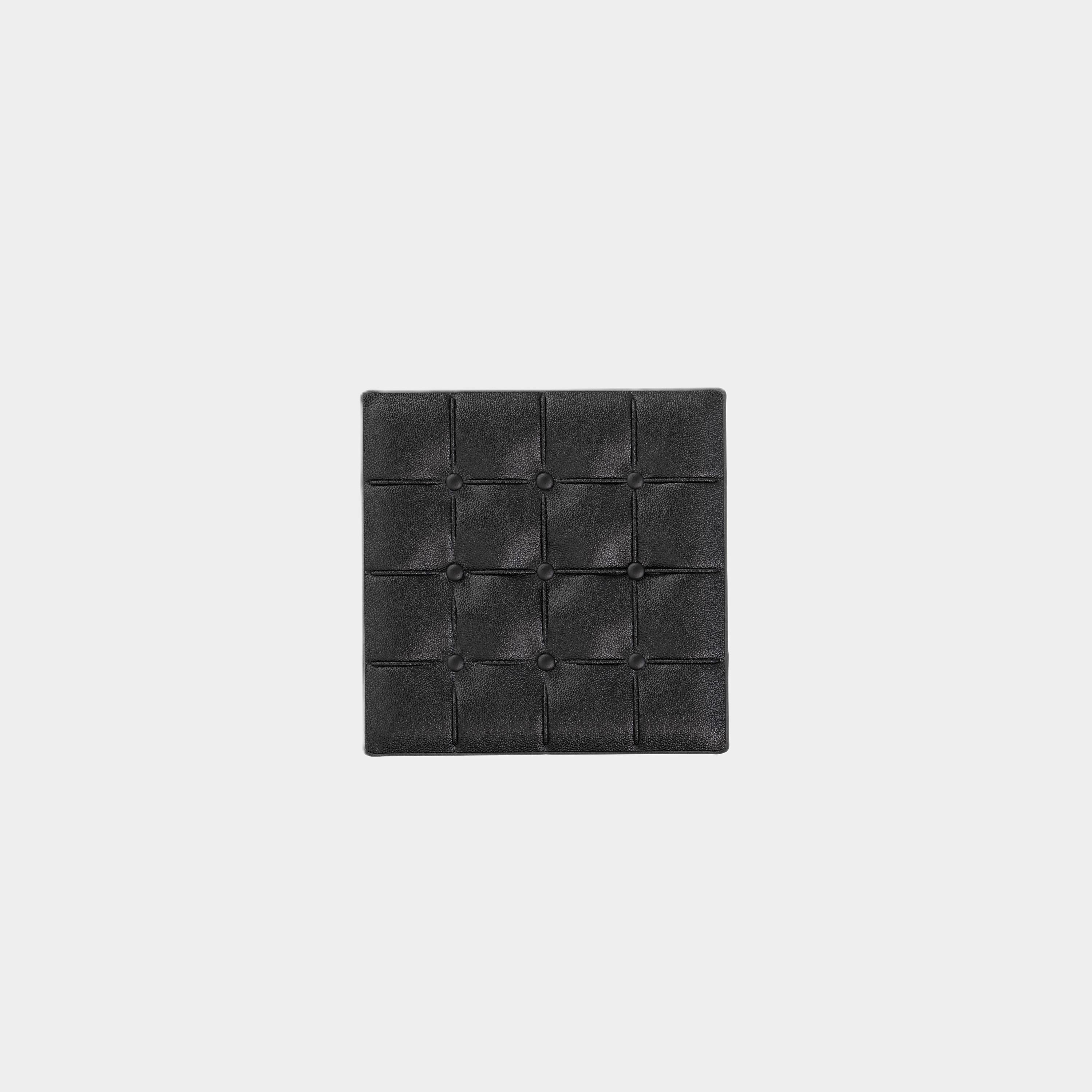 Scandinavo moderno Halden - Pouf in marmo trapuntato - Black Eagle in vendita