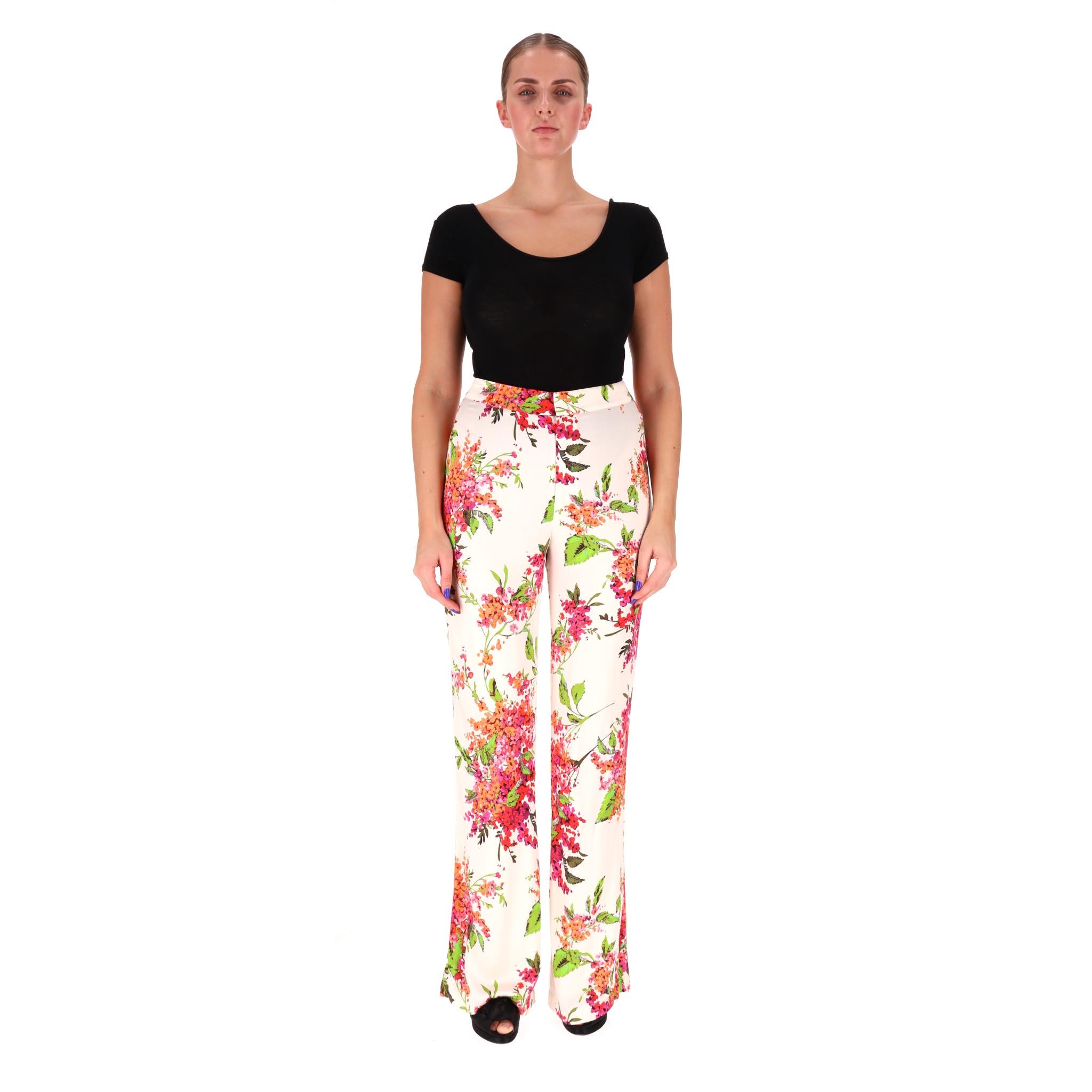 Brand New - Hale Bob Pantalon évas�é à imprimé floral

Pantalon blanc en viscose à motif floral blush.

Il présente une jambe évasée, une taille haute et une fermeture à glissière et à barre dissimulée.

Rrp Approx. £220

Taille - M

Condition -