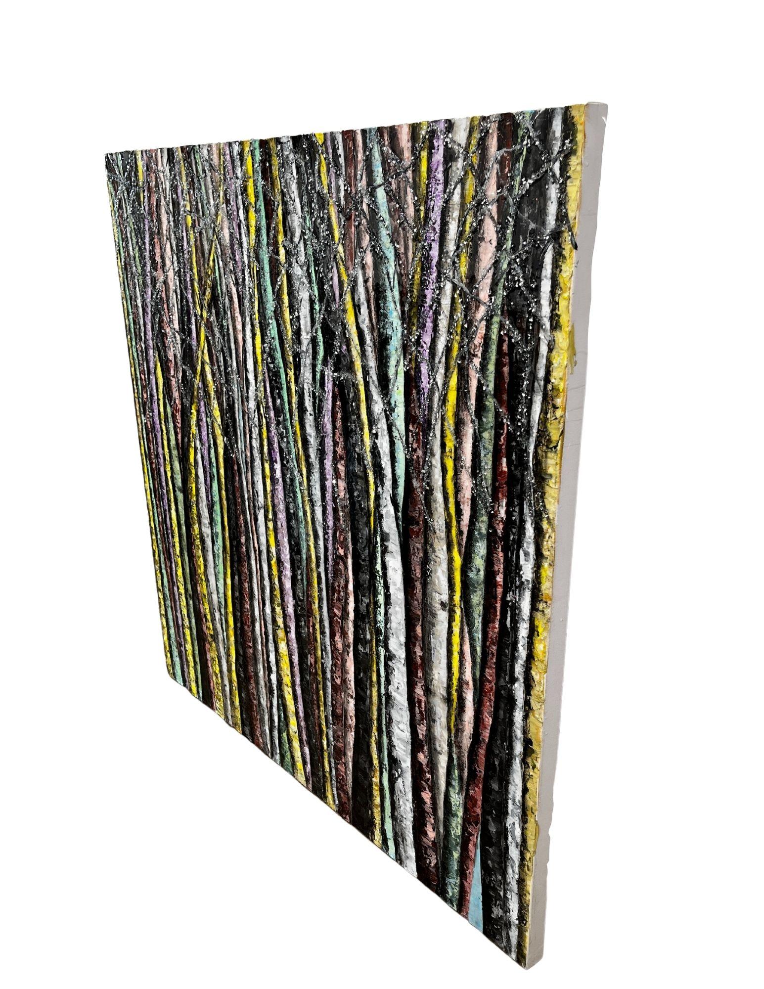 Questo quadro originale di 48 pollici quadrati con texture di alberi su tela è cablato e pronto per essere appeso. È firmato dall'artista sul retro. La spessa stratificazione di vernice colorata, resina, glitter e altri elementi a tecnica mista