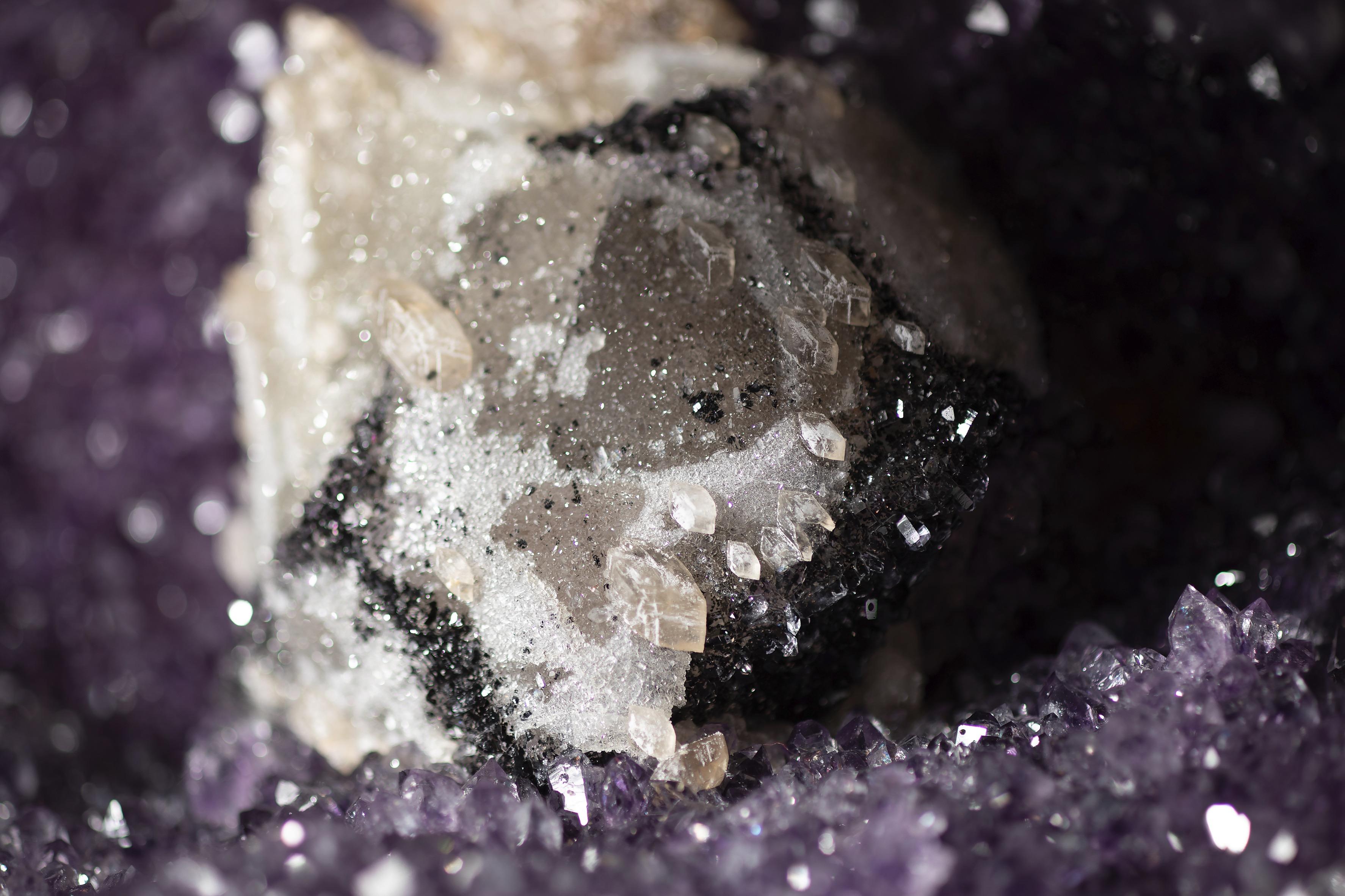Half Amethyst Geode with Calcite Formation Overlaid by Hematite and White Quartz In Good Condition In London, GB