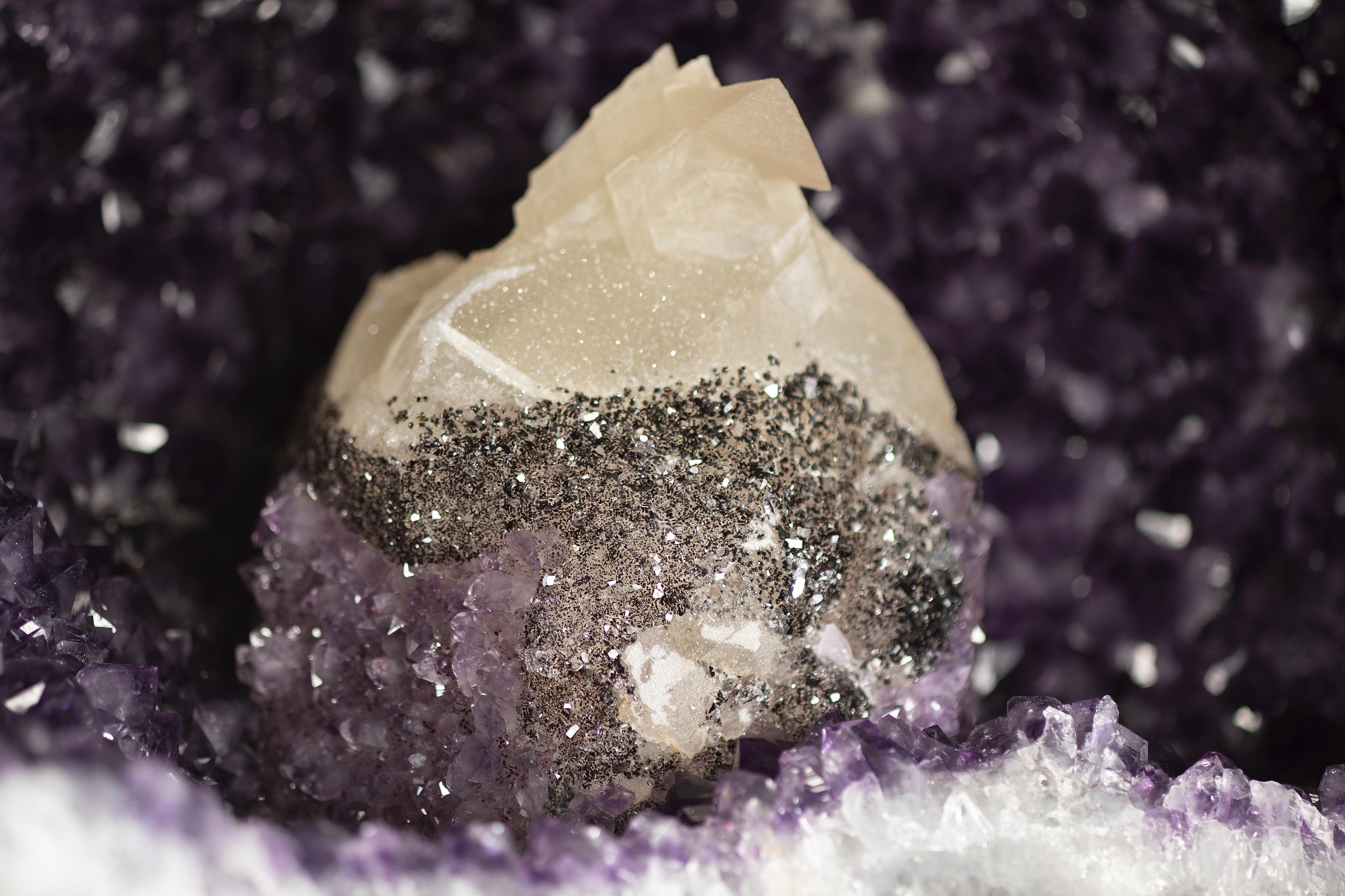 Il s'agit d'une extraordinaire demi-géode avec une formation de calcite.

Cette pièce célèbre le phénomène visuel de l'intérieur des géodes, certaines parties de la sculpture étant constituées de basalte brut, et d'autres présentant des