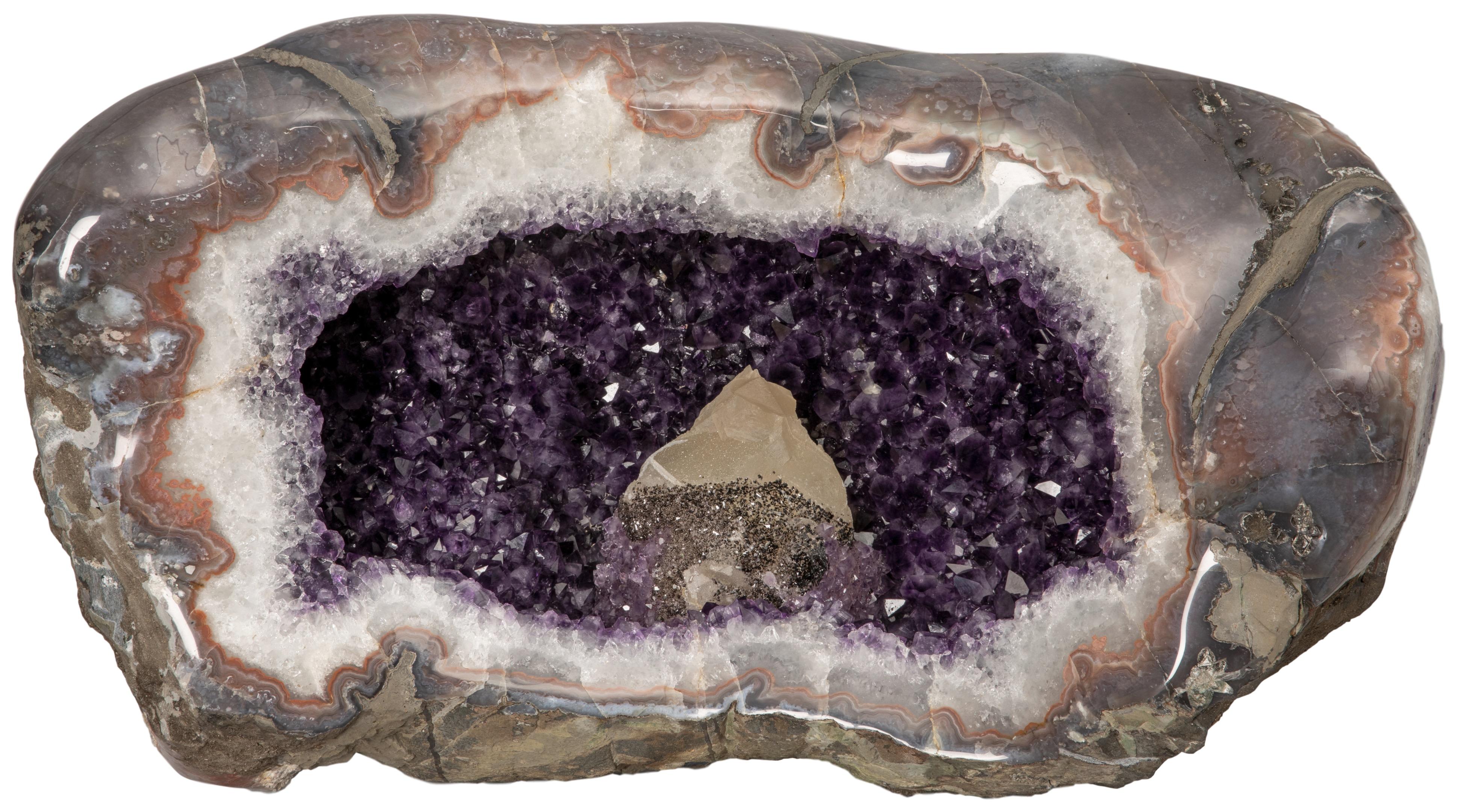 Uruguayen Geode améthyste avec une formation inhabituelle de Calcite à l'intérieur et hématite