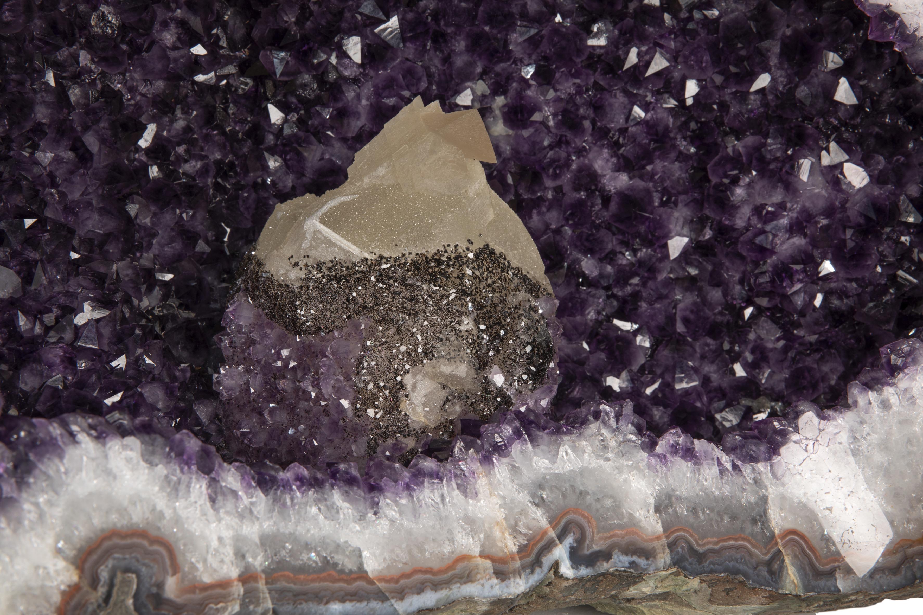 XVIIIe siècle et antérieur Geode améthyste avec une formation inhabituelle de Calcite à l'intérieur et hématite