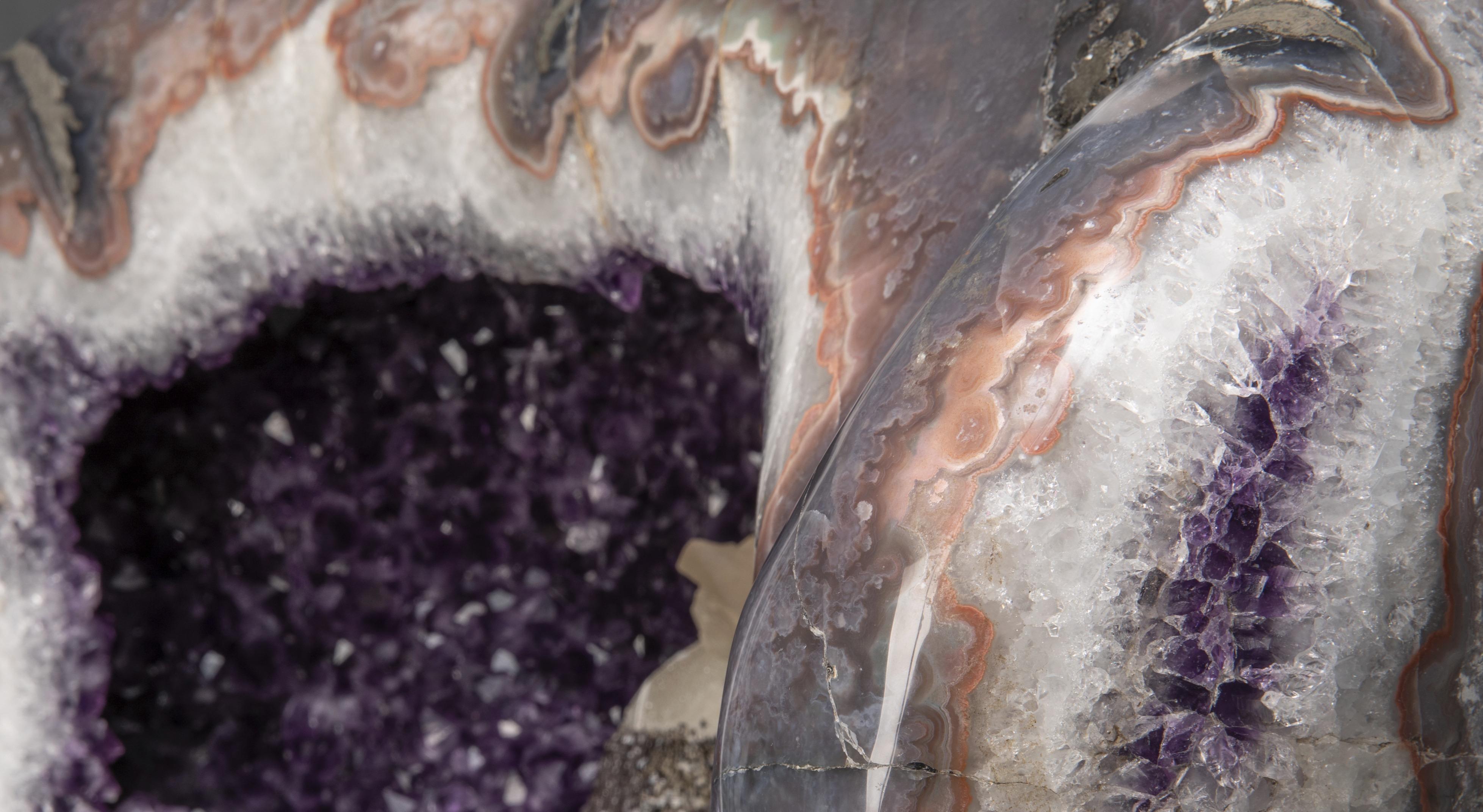 Geode améthyste avec une formation inhabituelle de Calcite à l'intérieur et hématite 1