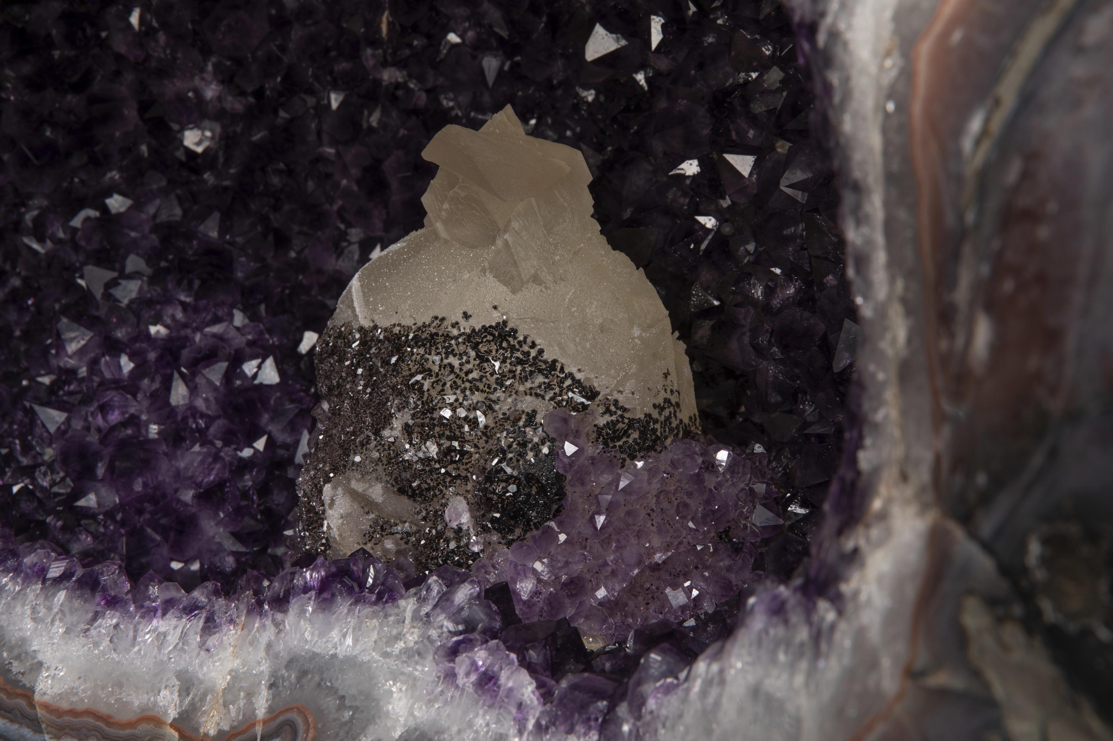 Geode améthyste avec une formation inhabituelle de Calcite à l'intérieur et hématite 2