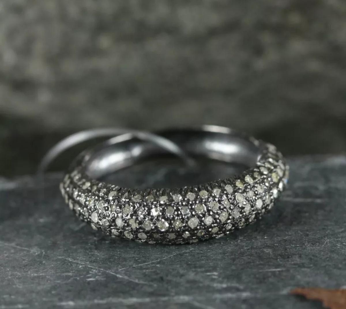 Anello di fidanzamento a mezza fascia con diamanti naturali e pavé in argento 925 Fedi nuziali per lei. In condizioni Nuovo in vendita a Chicago, IL